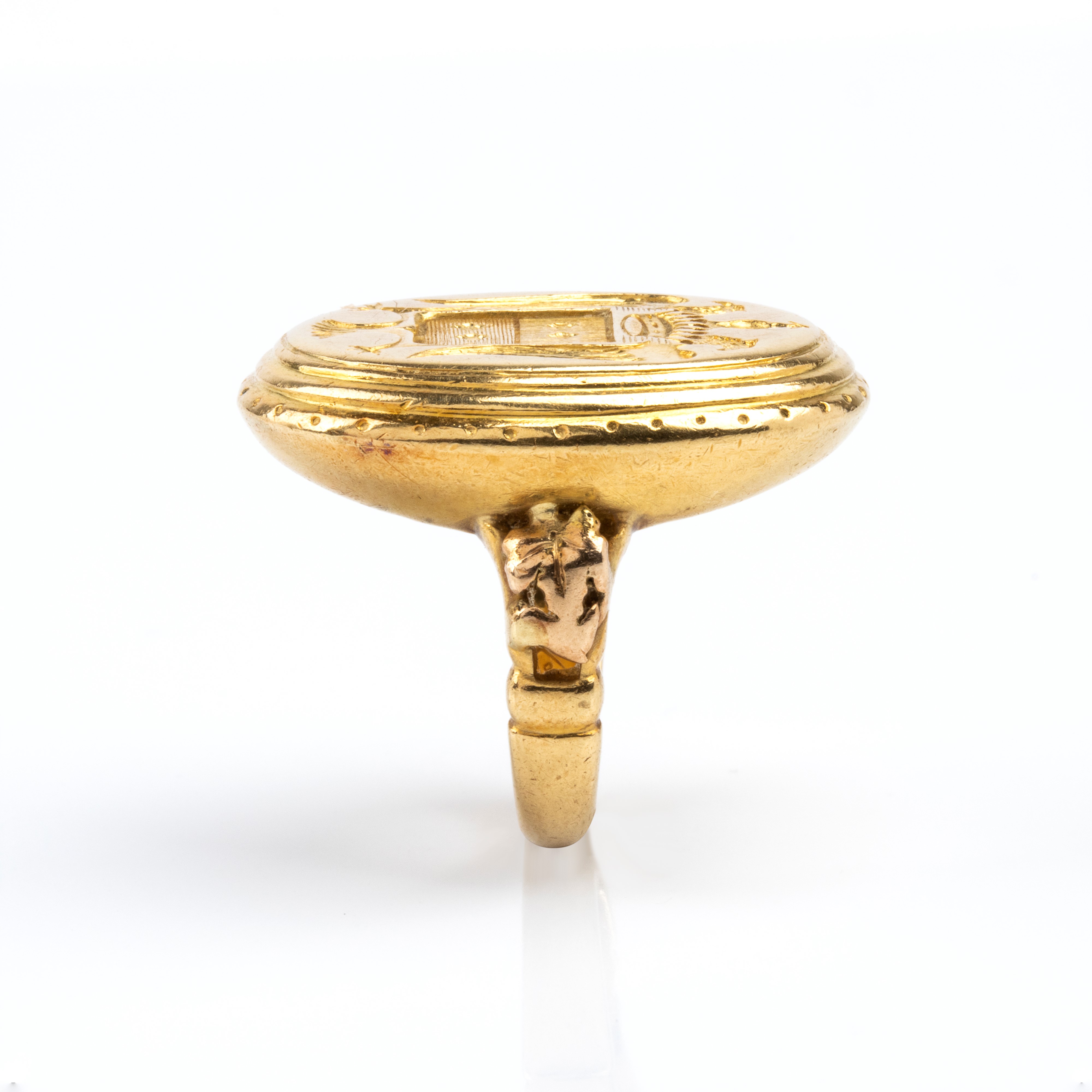 Anello in oro giallo 18k con sigillo nobiliare e stemma araldico