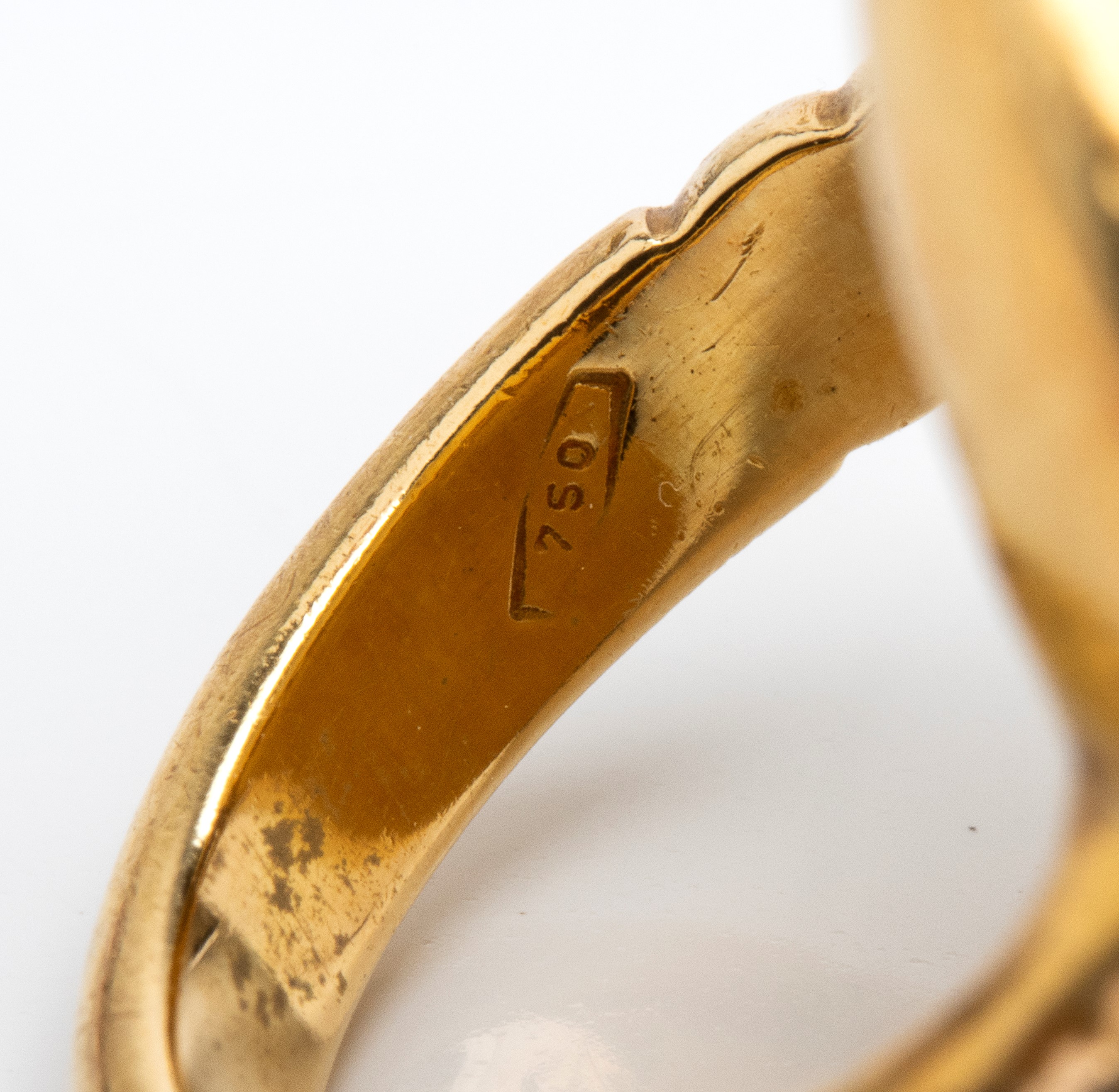 Anello in oro giallo 18k con sigillo nobiliare e stemma araldico