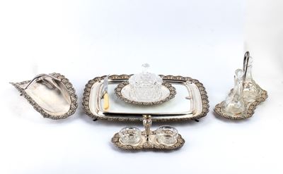 Set italiano da tavola, argento 800/1000, vassoio, saliera e pepiera, zuccheriera, oliera e aceti...