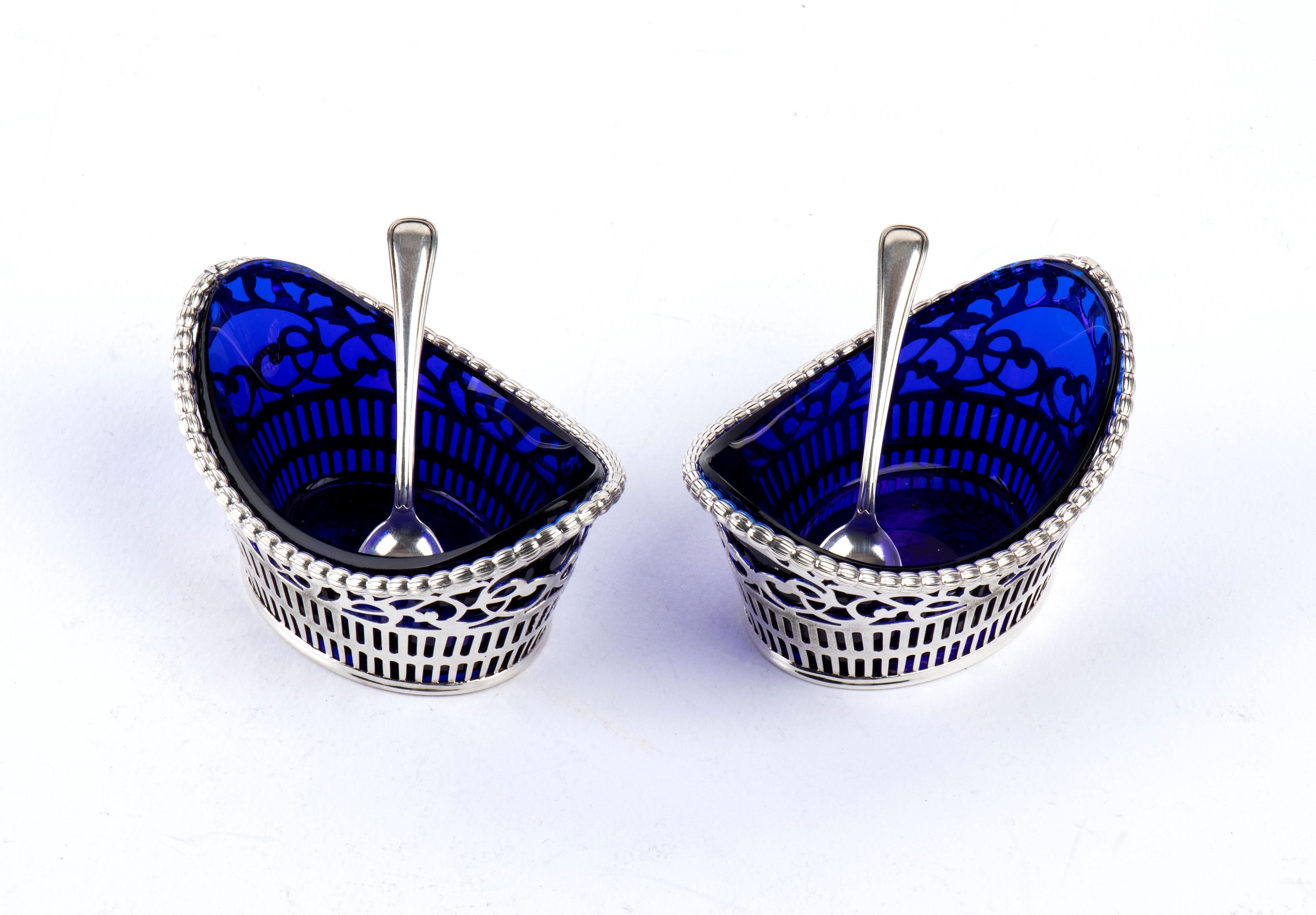 Coppia di saliere italiane, argento 800/1000 con contenitori in vetro blu