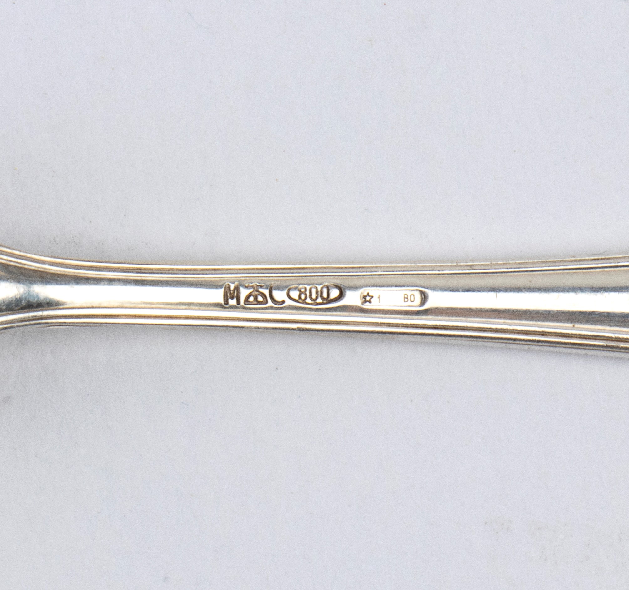 Coppia di saliere italiane, argento 800/1000 con contenitori in vetro blu
