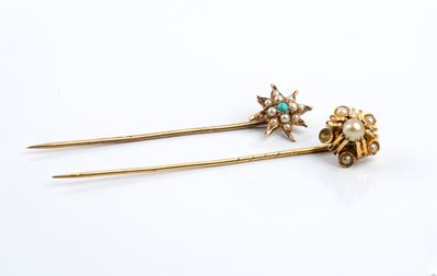 Coppia di spilloni in oro con motivi floreali, perle di fiume e turchese