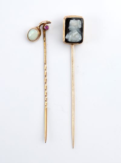 Coppia di spilloni in oro con cammeo e cabochon di opale