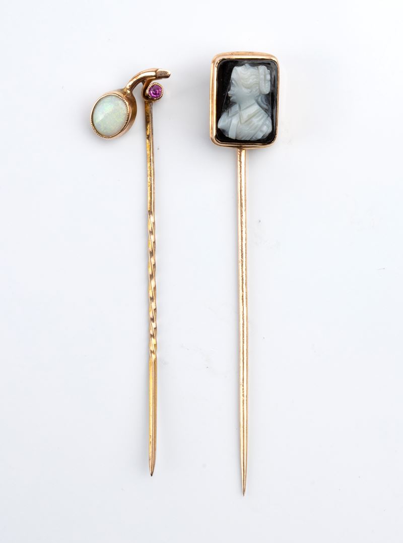 Coppia di spilloni in oro con cammeo e cabochon di opale
