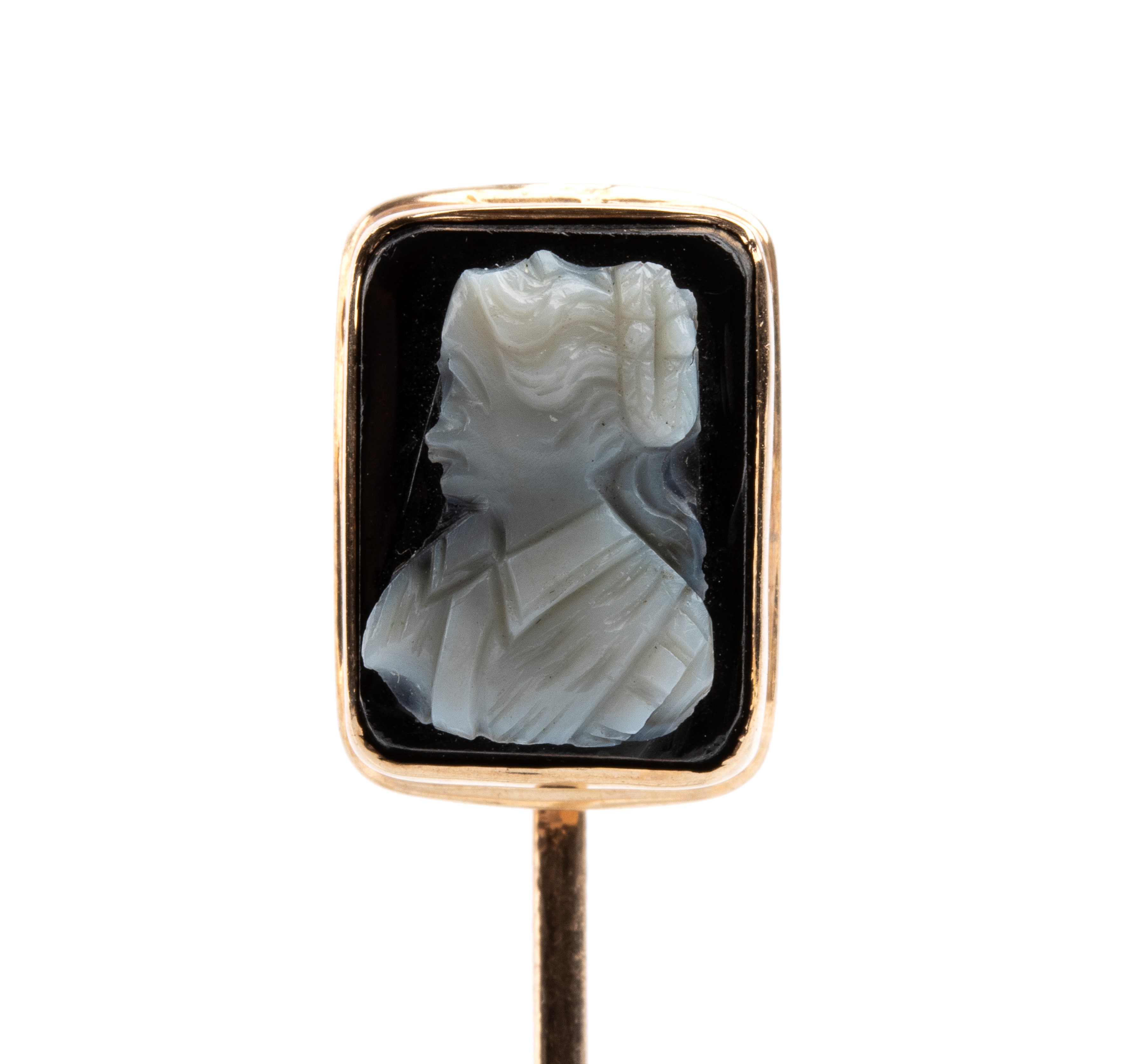Coppia di spilloni in oro con cammeo e cabochon di opale