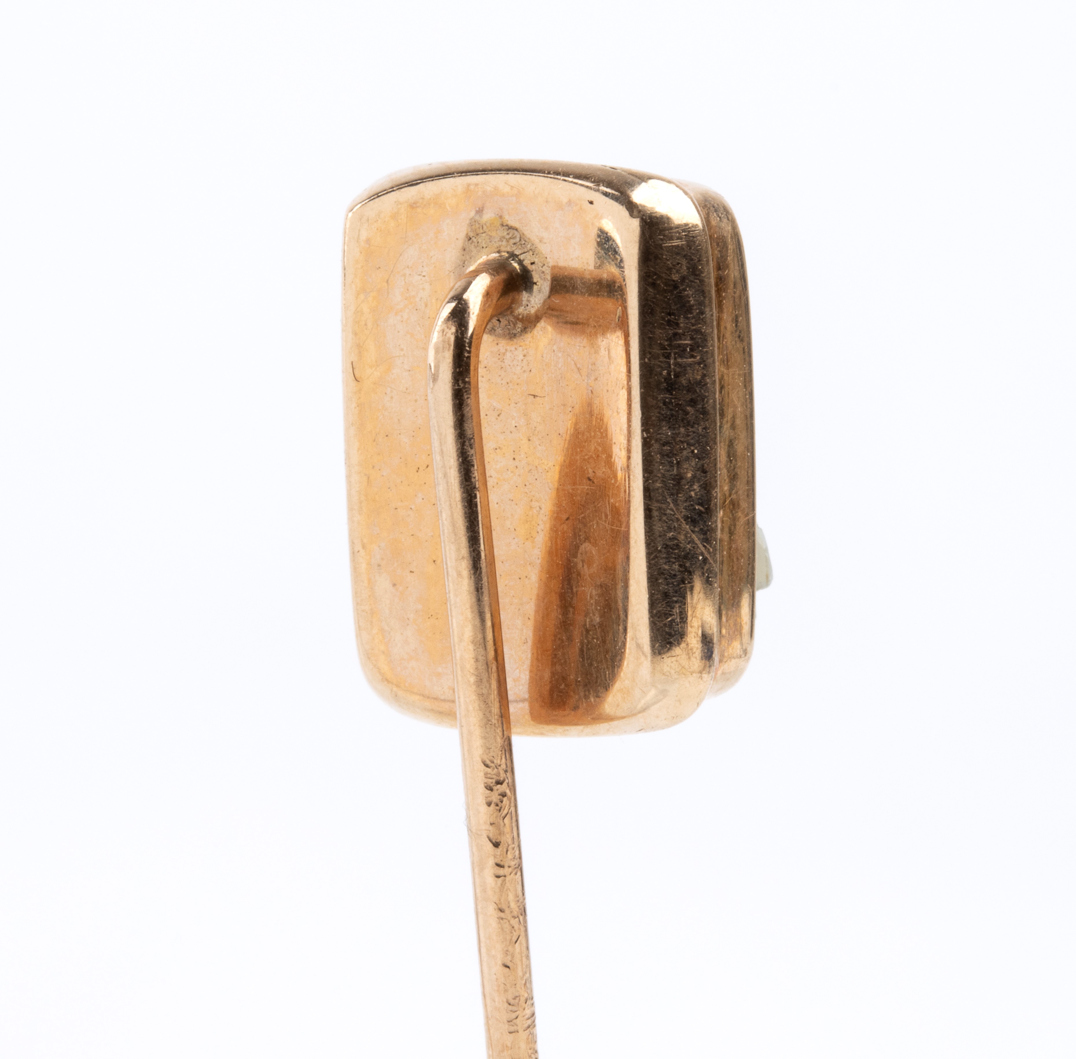 Coppia di spilloni in oro con cammeo e cabochon di opale