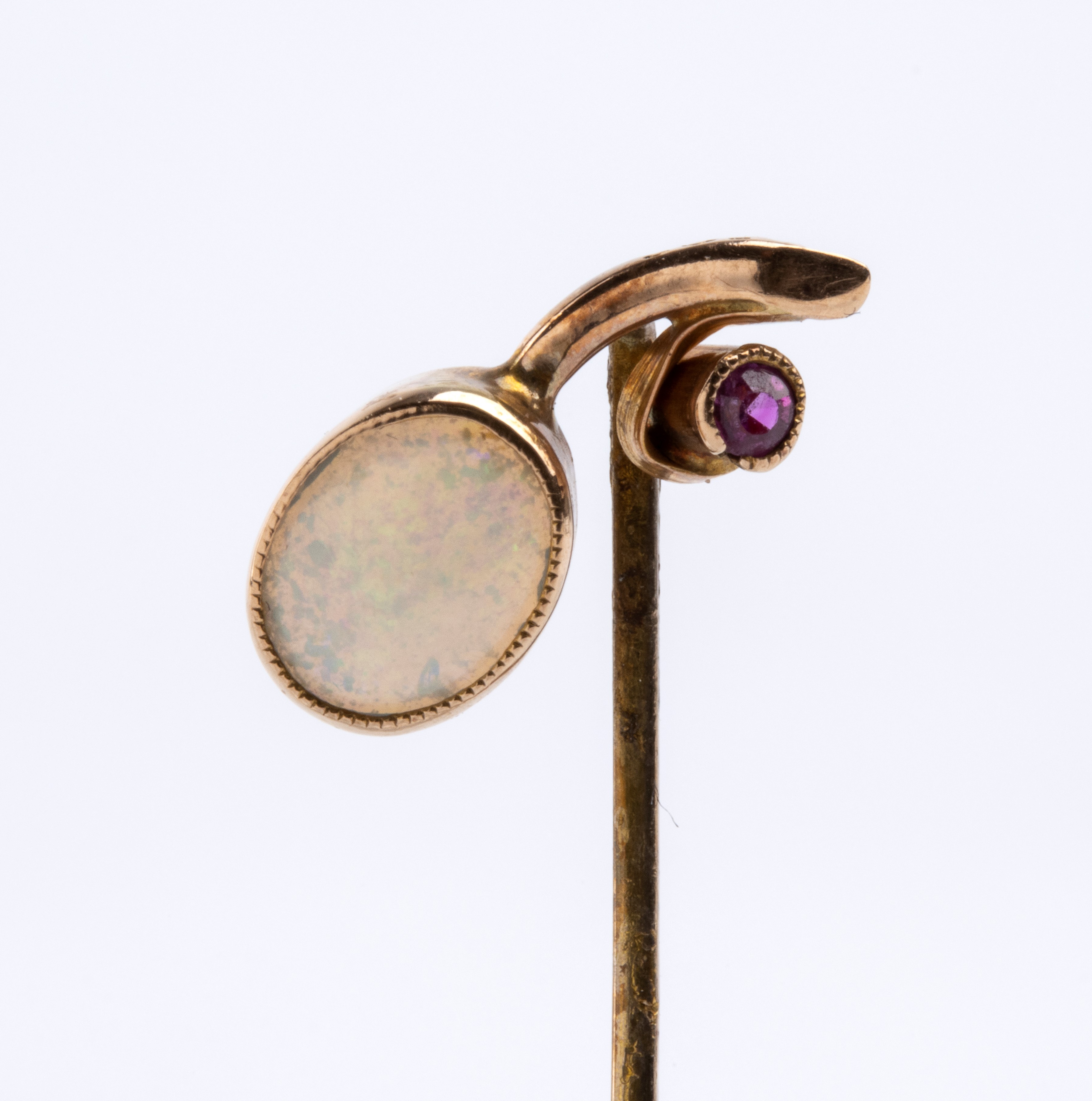 Coppia di spilloni in oro con cammeo e cabochon di opale