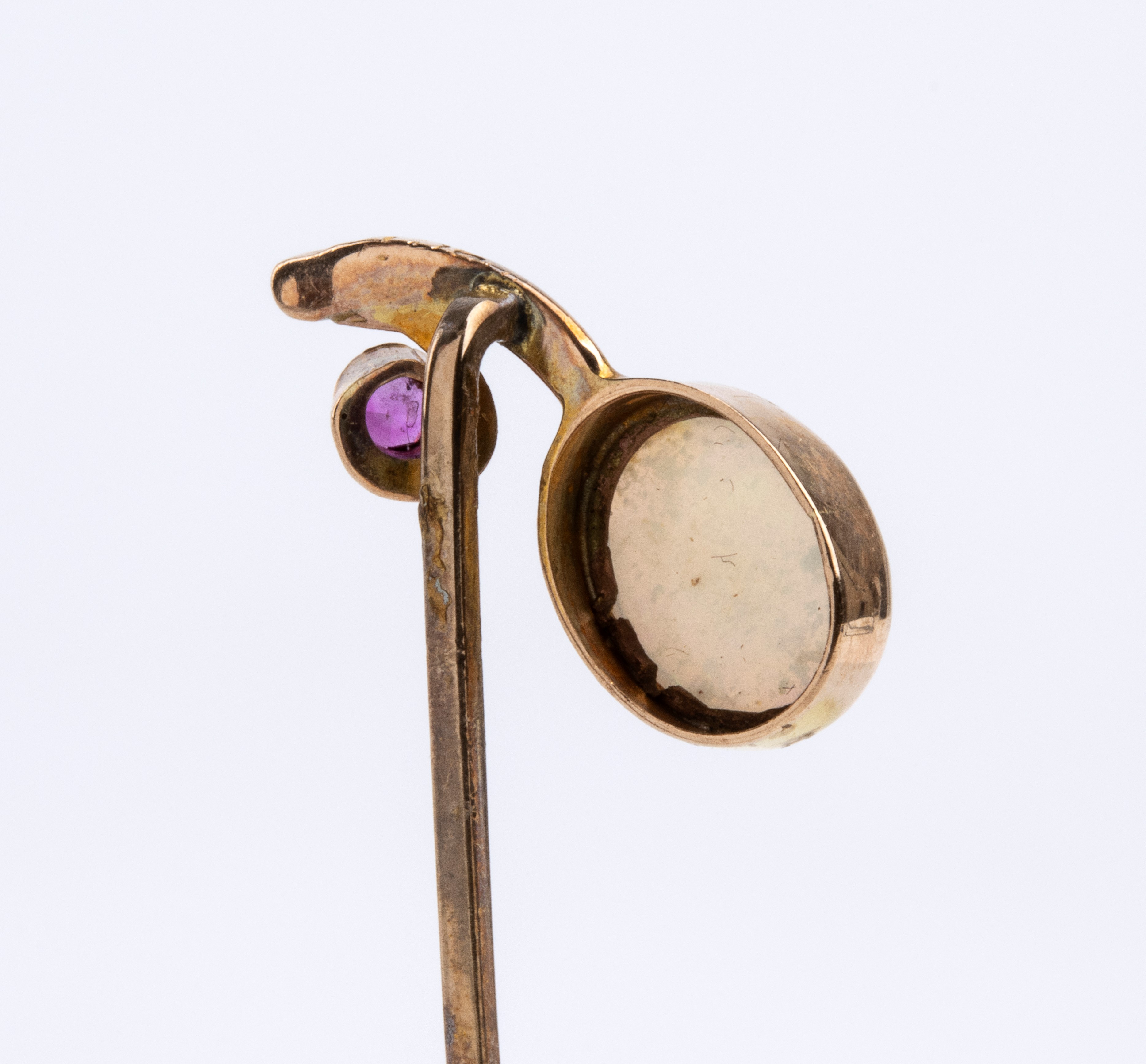 Coppia di spilloni in oro con cammeo e cabochon di opale