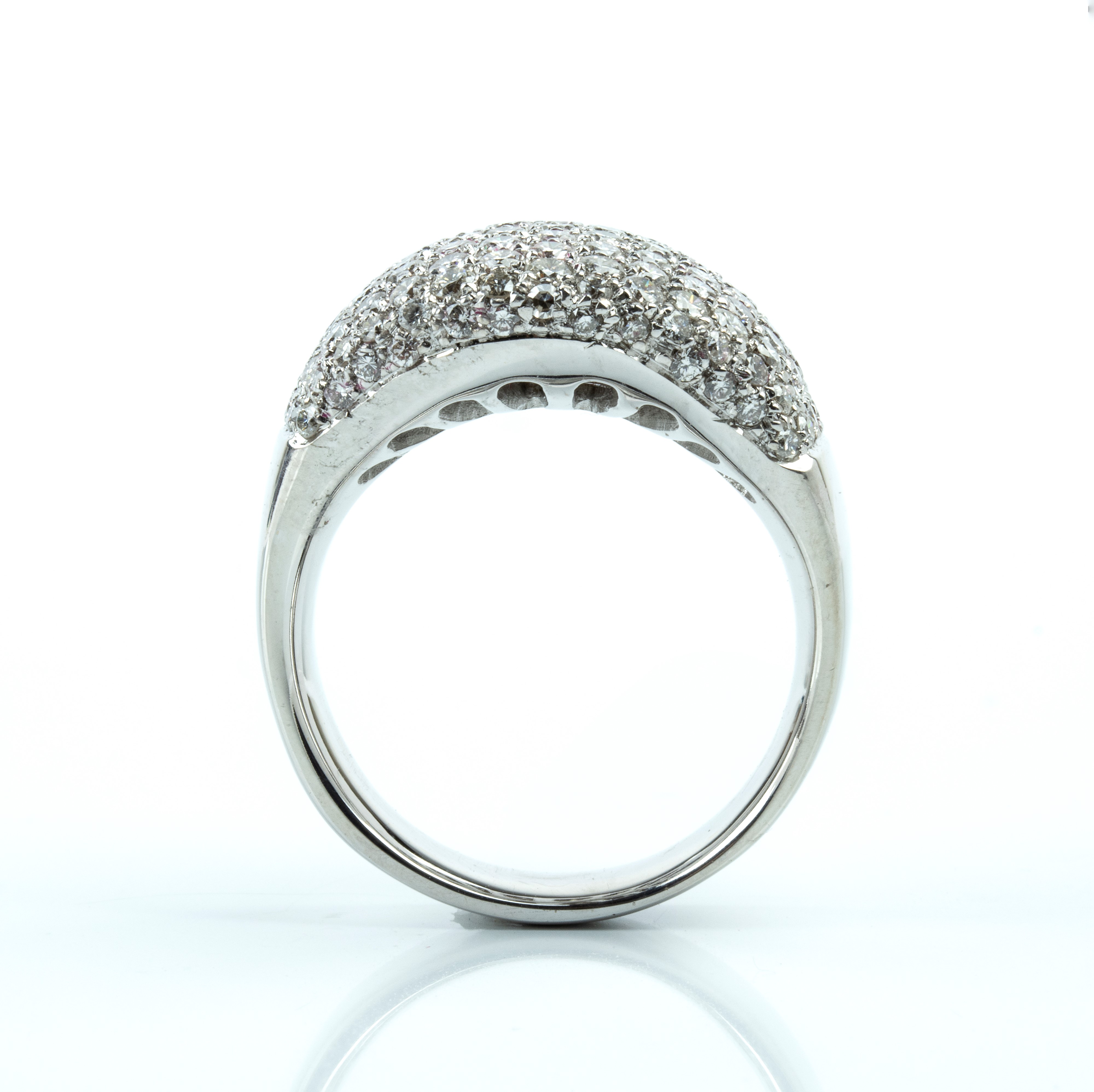 Anello a fascia in oro bianco 18k con pavé di diamanti