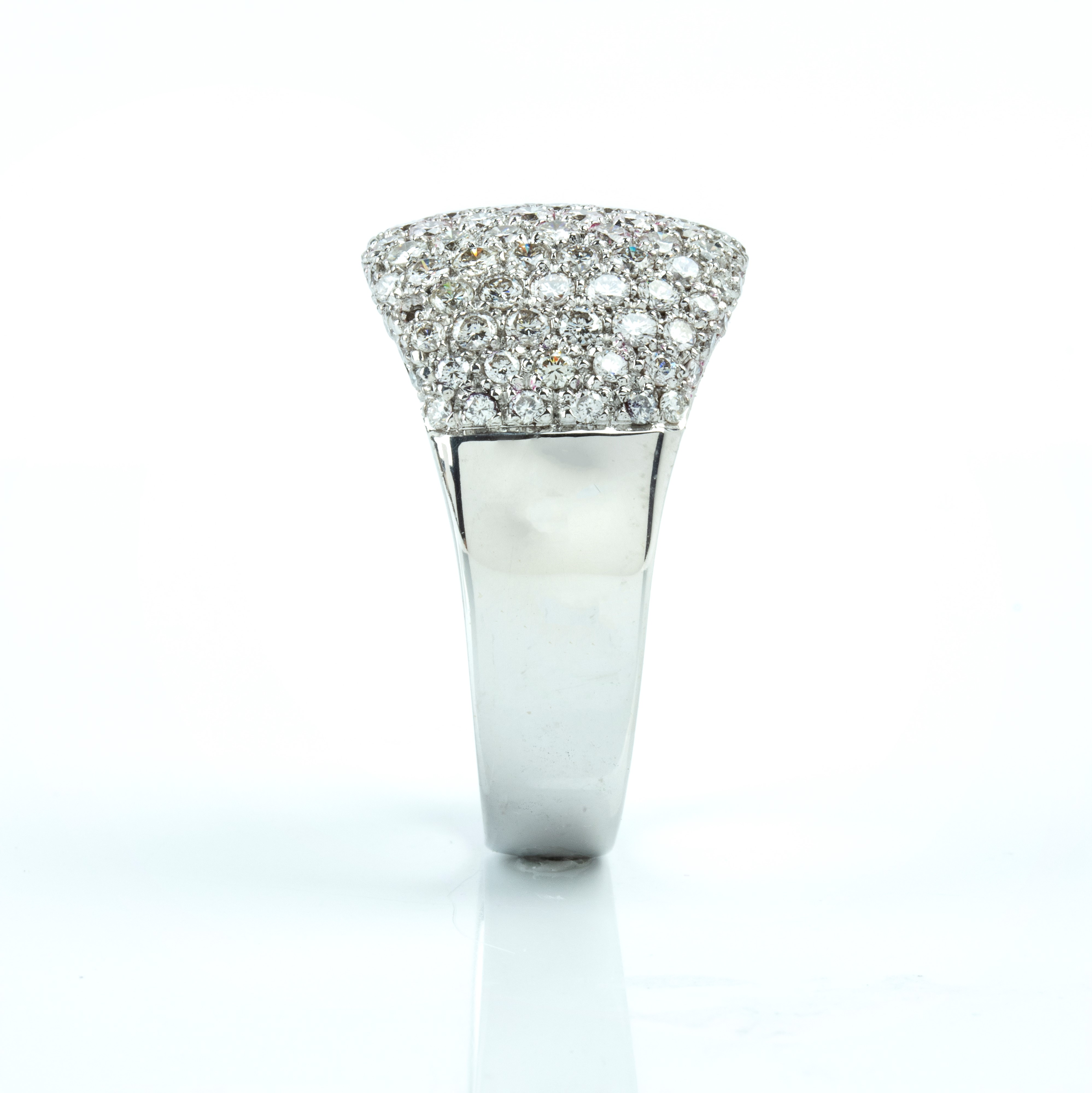 Anello a fascia in oro bianco 18k con pavé di diamanti