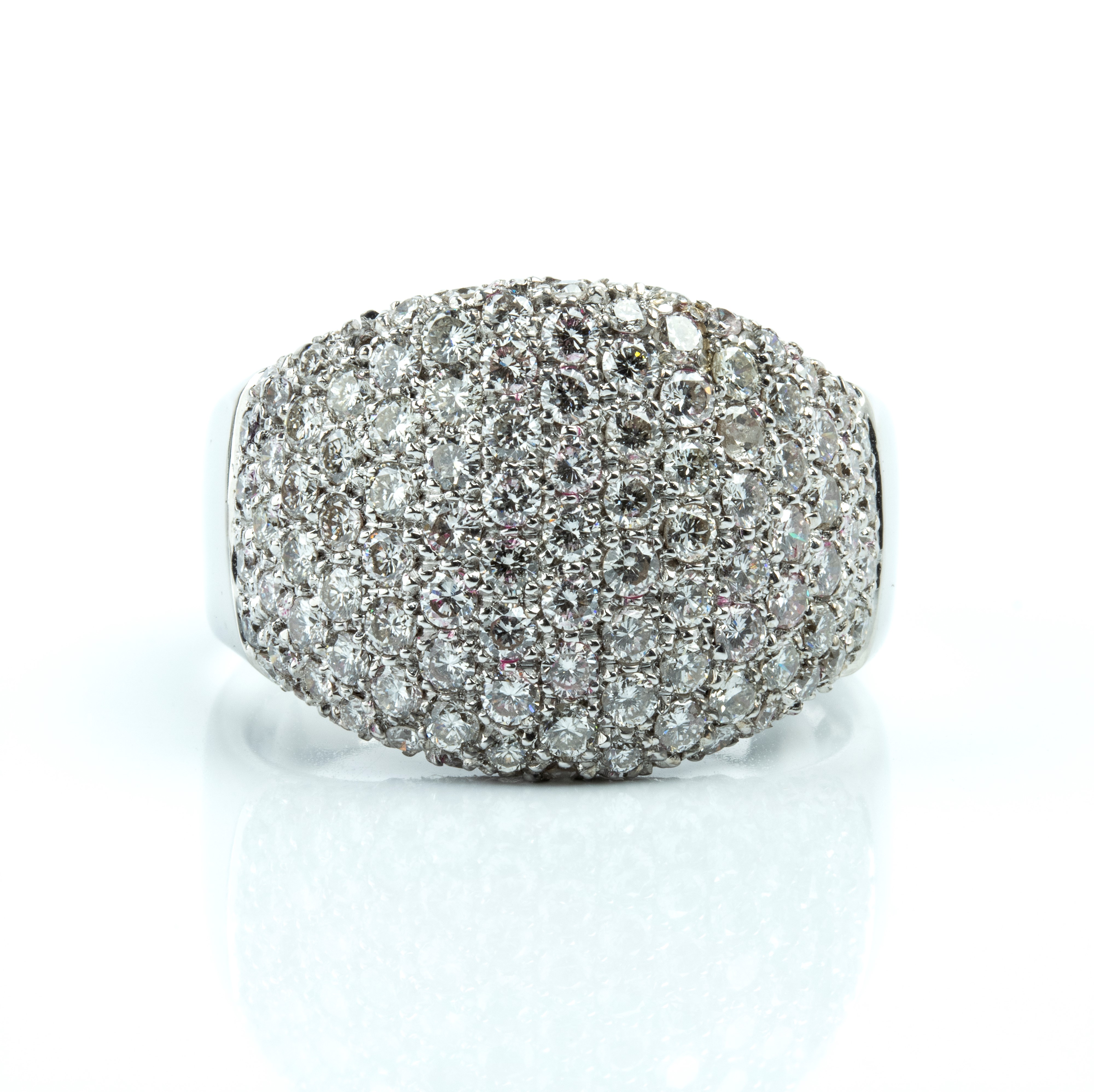Anello a fascia in oro bianco 18k con pavé di diamanti