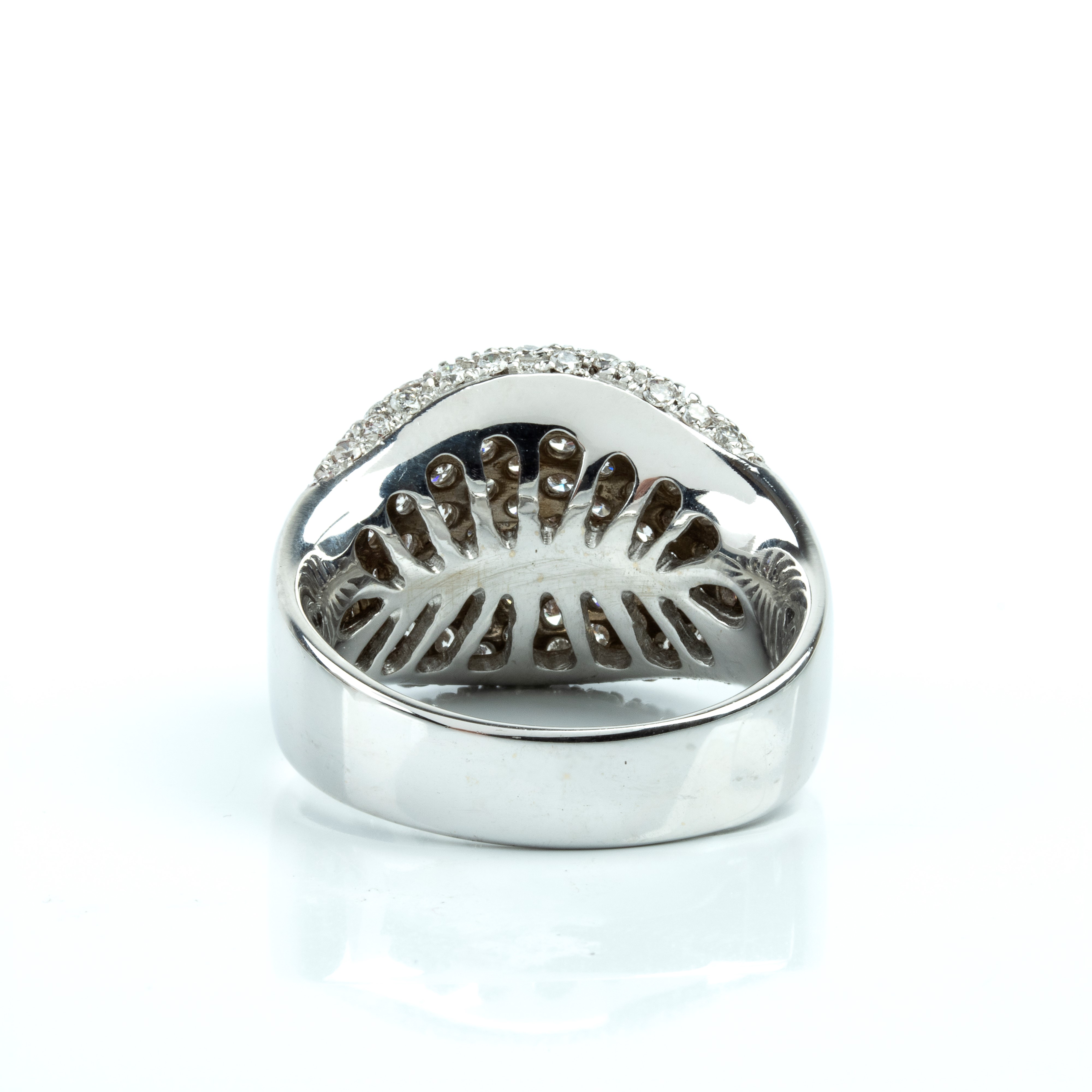 Anello a fascia in oro bianco 18k con pavé di diamanti
