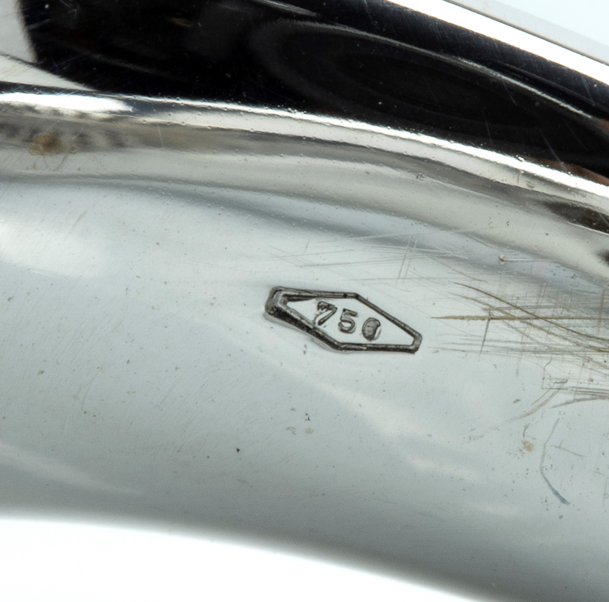 Anello a fascia in oro bianco 18k con pavé di diamanti