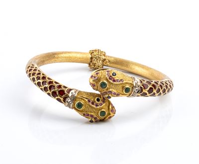 Bracciale rigido in oro 18k con due teste di serpente intrecciate, smalti e pietre colorate (anni...