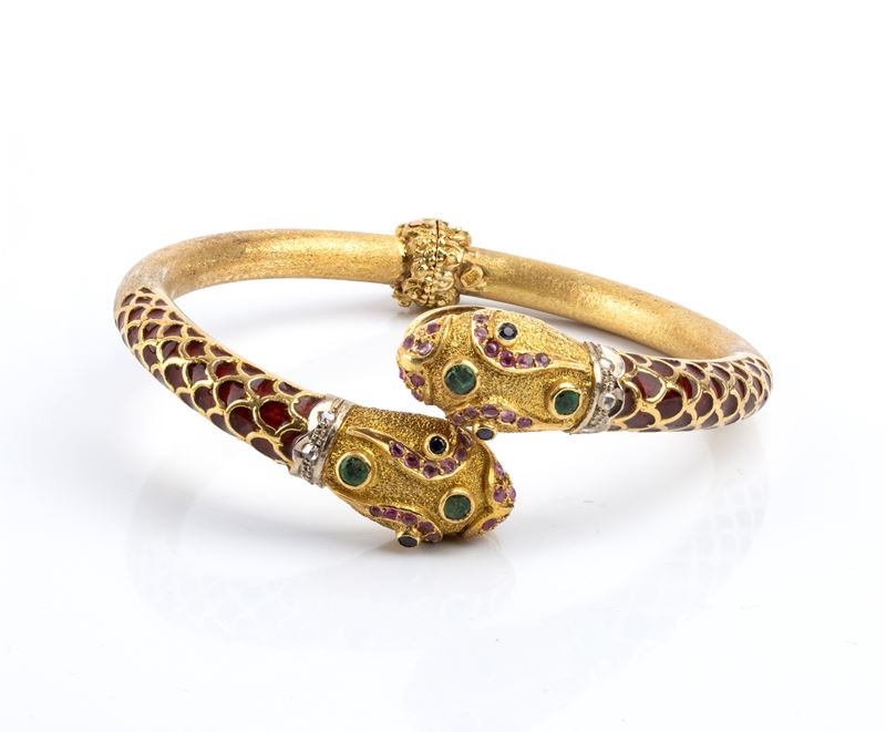 Bracciale rigido in oro 18k con due teste di serpente intrecciate, smalti e pietre colorate (anni...