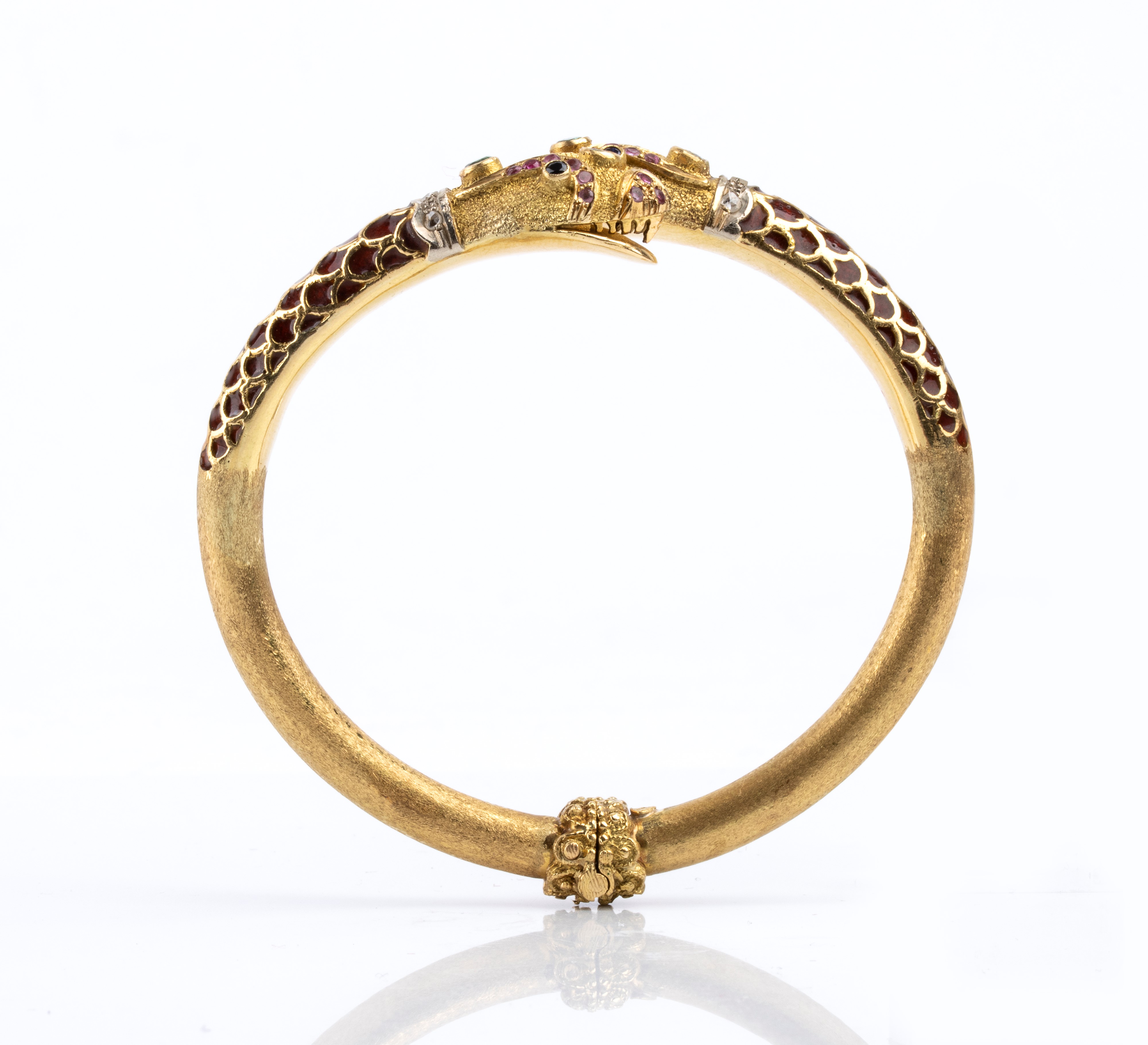 Bracciale rigido in oro 18k con due teste di serpente intrecciate, smalti e pietre colorate (anni...