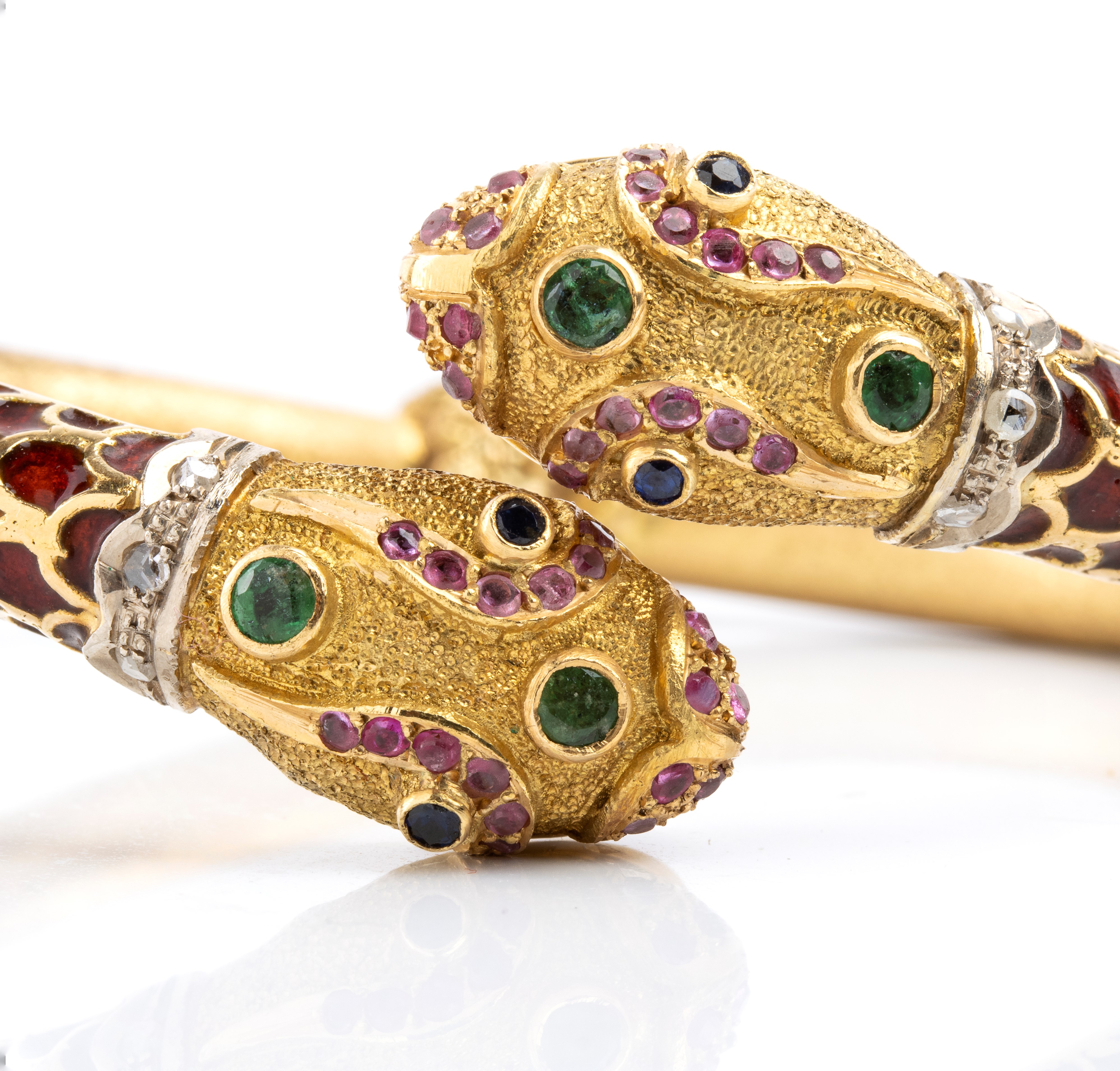 Bracciale rigido in oro 18k con due teste di serpente intrecciate, smalti e pietre colorate (anni...