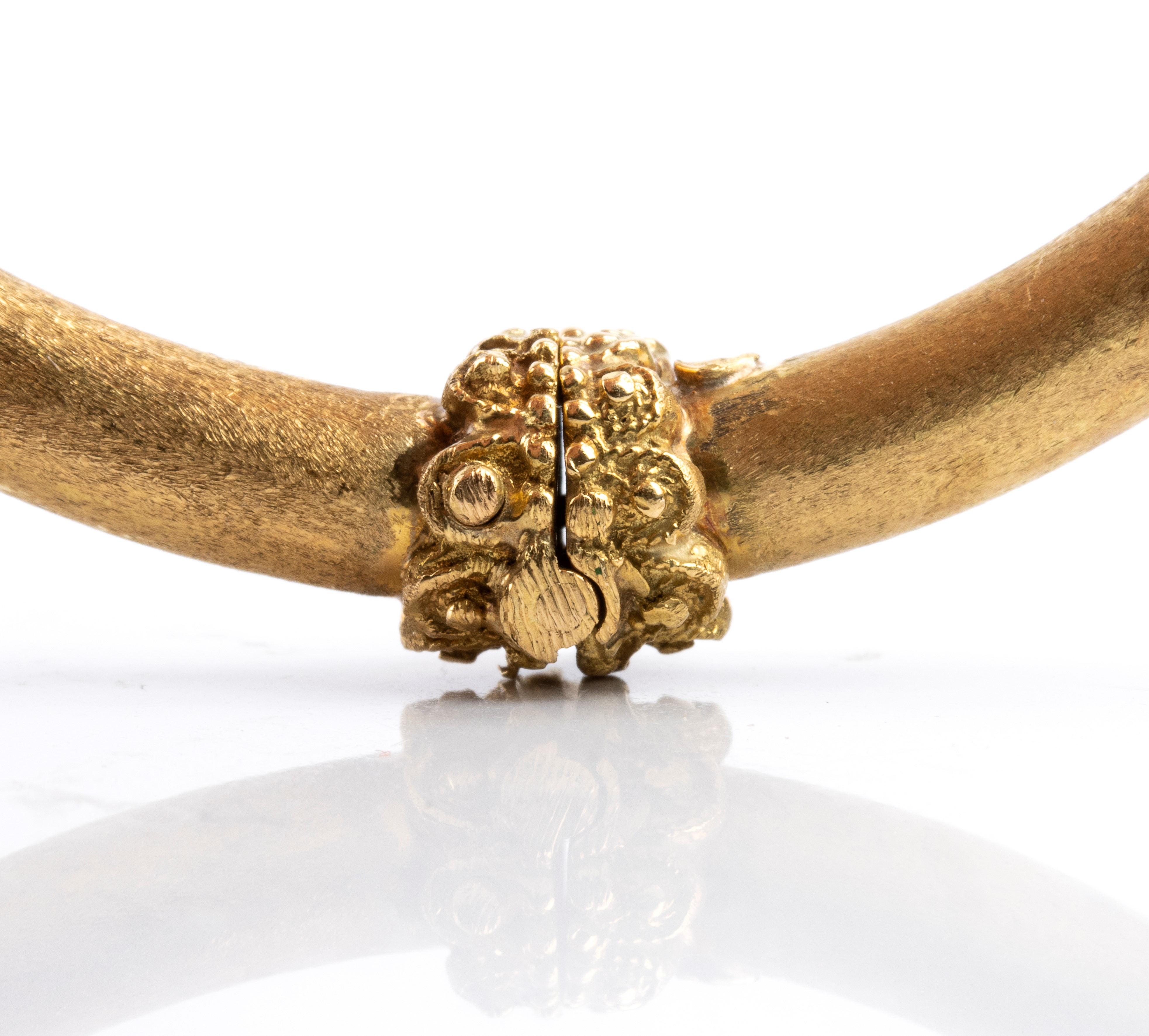 Bracciale rigido in oro 18k con due teste di serpente intrecciate, smalti e pietre colorate (anni...