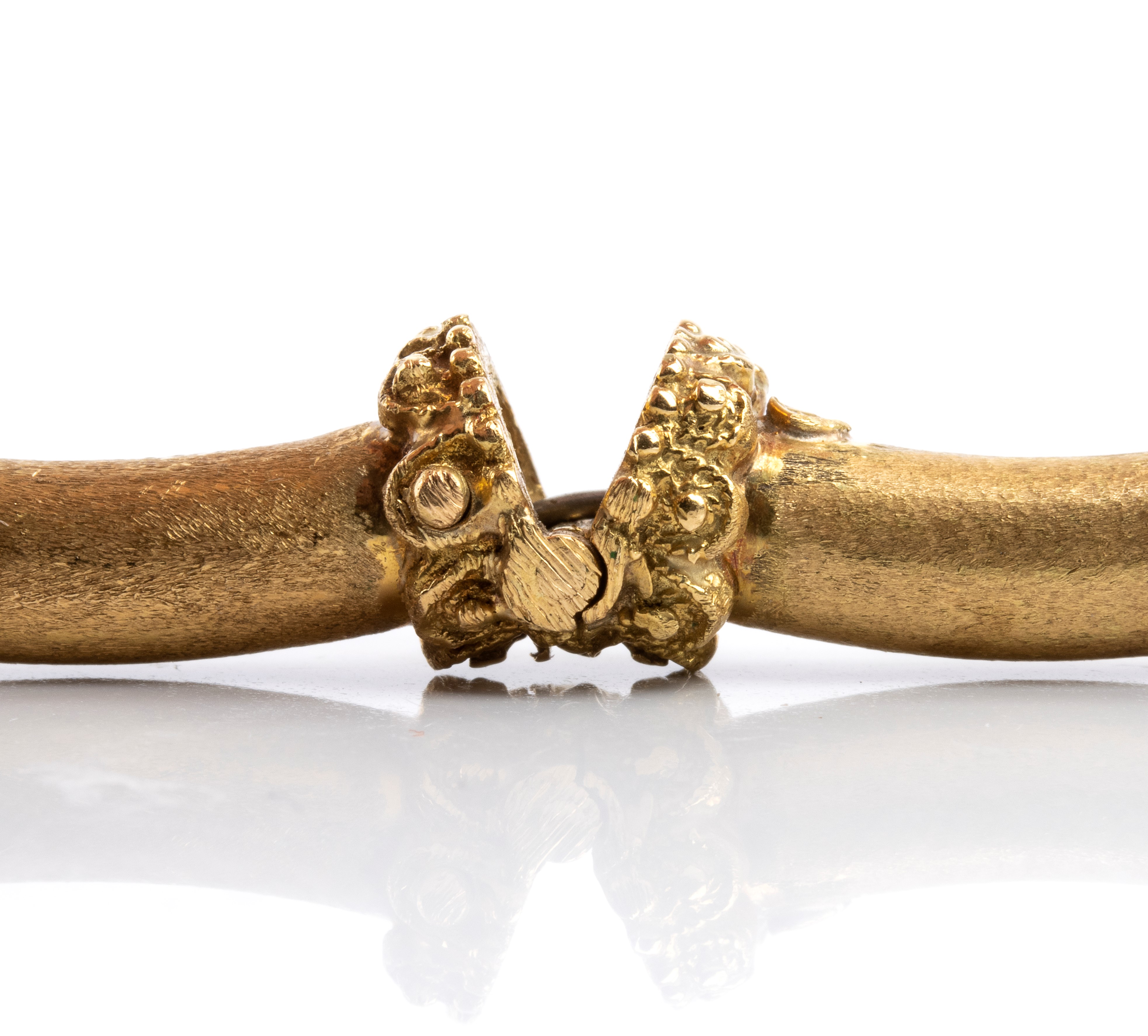 Bracciale rigido in oro 18k con due teste di serpente intrecciate, smalti e pietre colorate (anni...