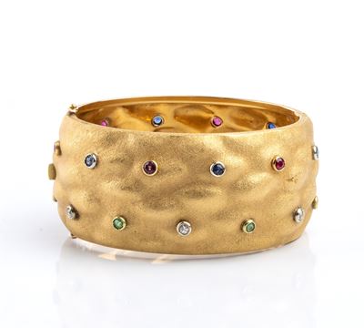 Bracciale a fascia rigida in oro giallo 18k, rubini, zaffiri, smeraldi e diamanti, anni ’80