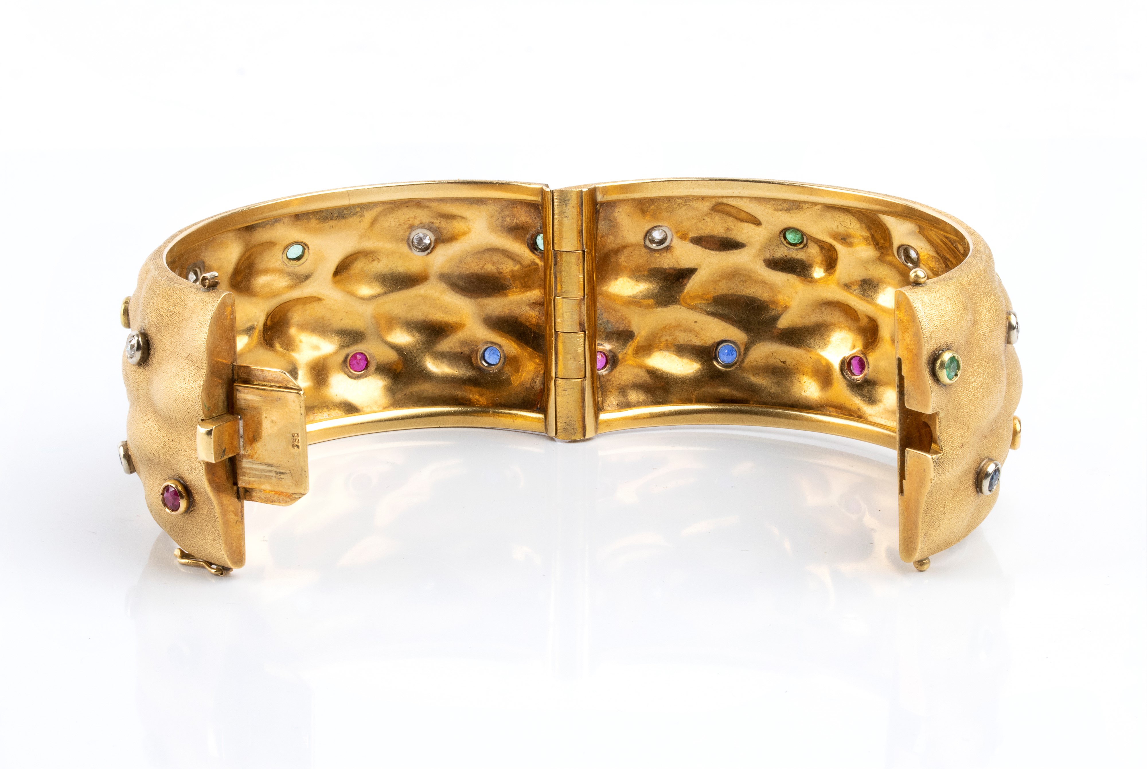Bracciale a fascia rigida in oro giallo 18k, rubini, zaffiri, smeraldi e diamanti, anni ’80