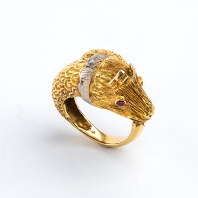 Anello, animale mitologico in oro giallo 18k con occhi di rubini