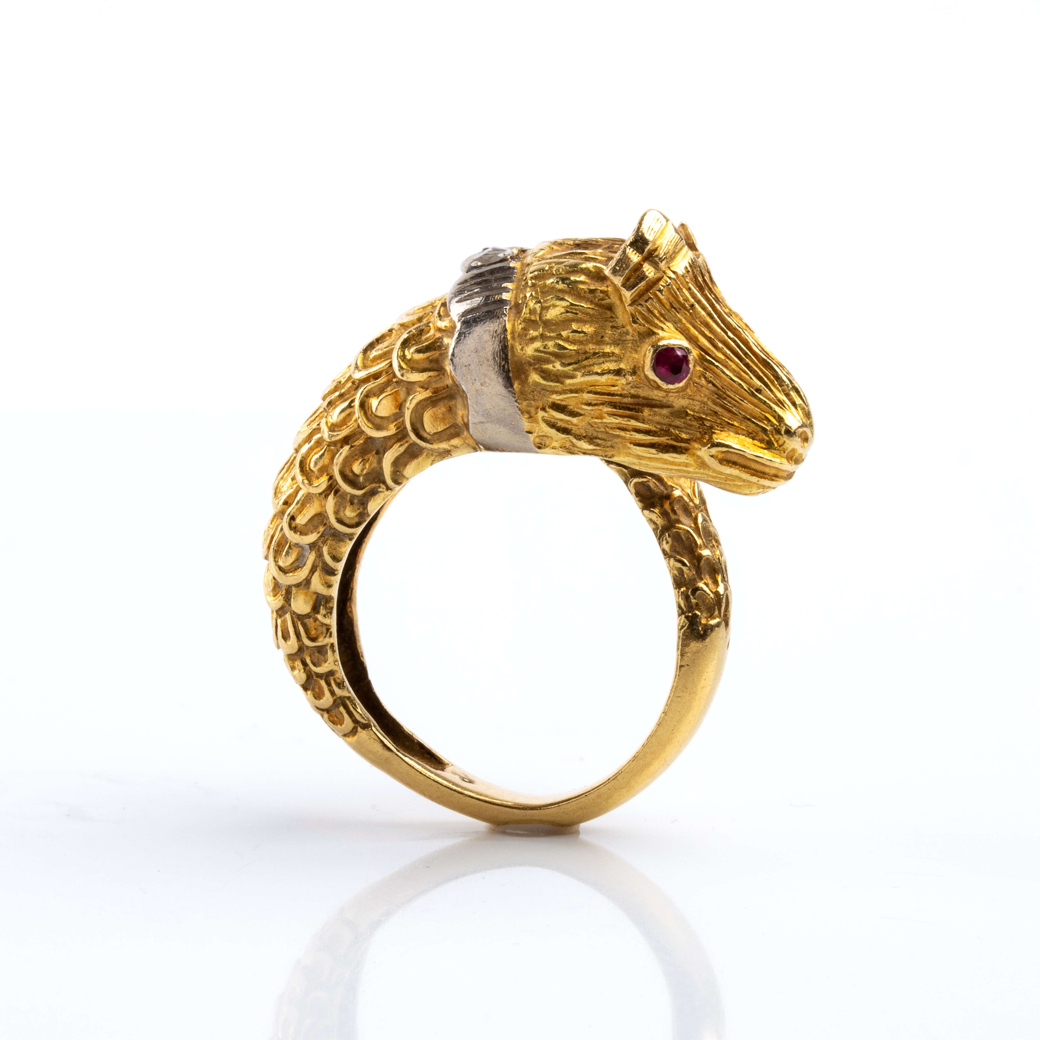 Anello, animale mitologico in oro giallo 18k con occhi di rubini