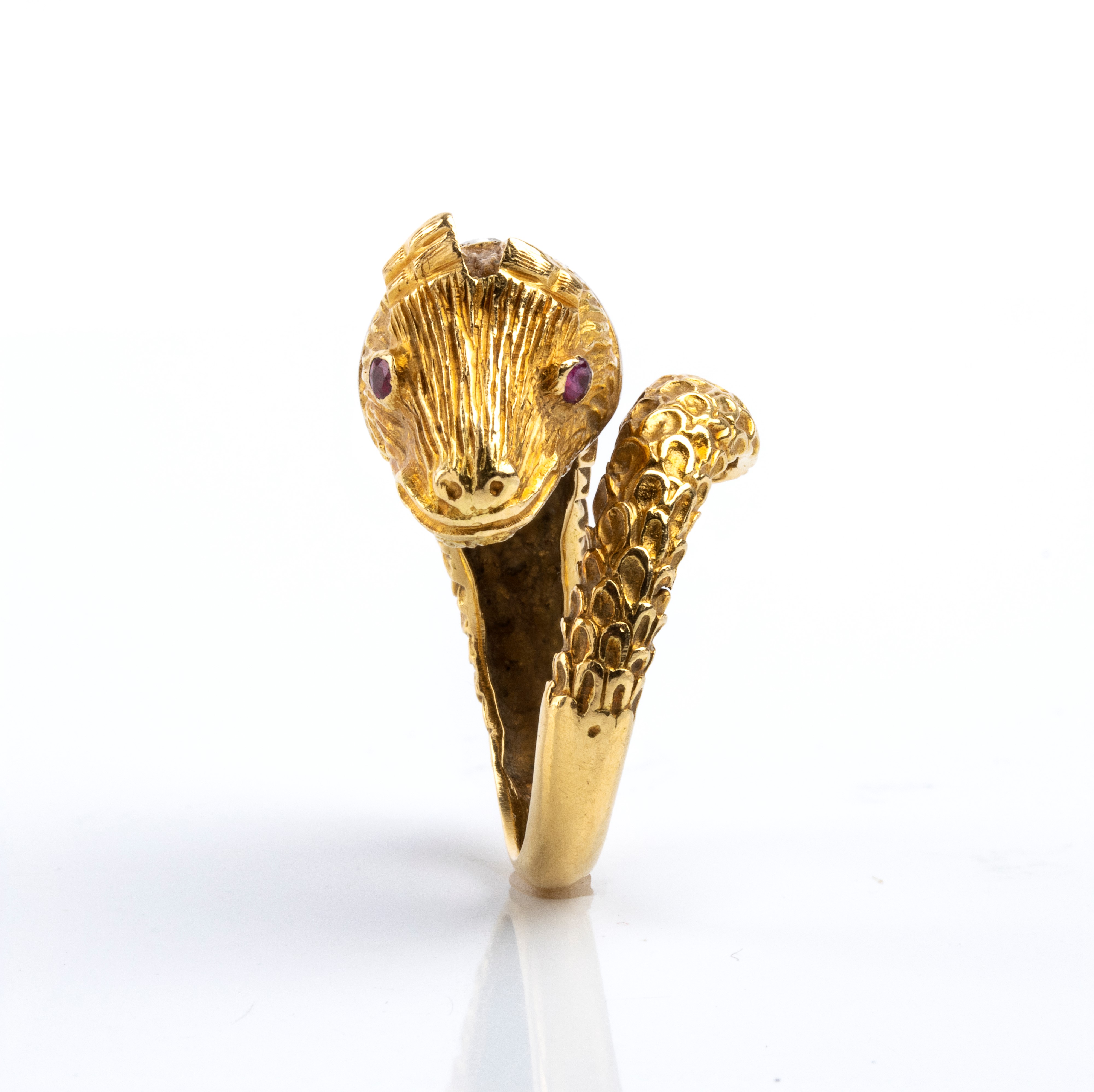 Anello, animale mitologico in oro giallo 18k con occhi di rubini