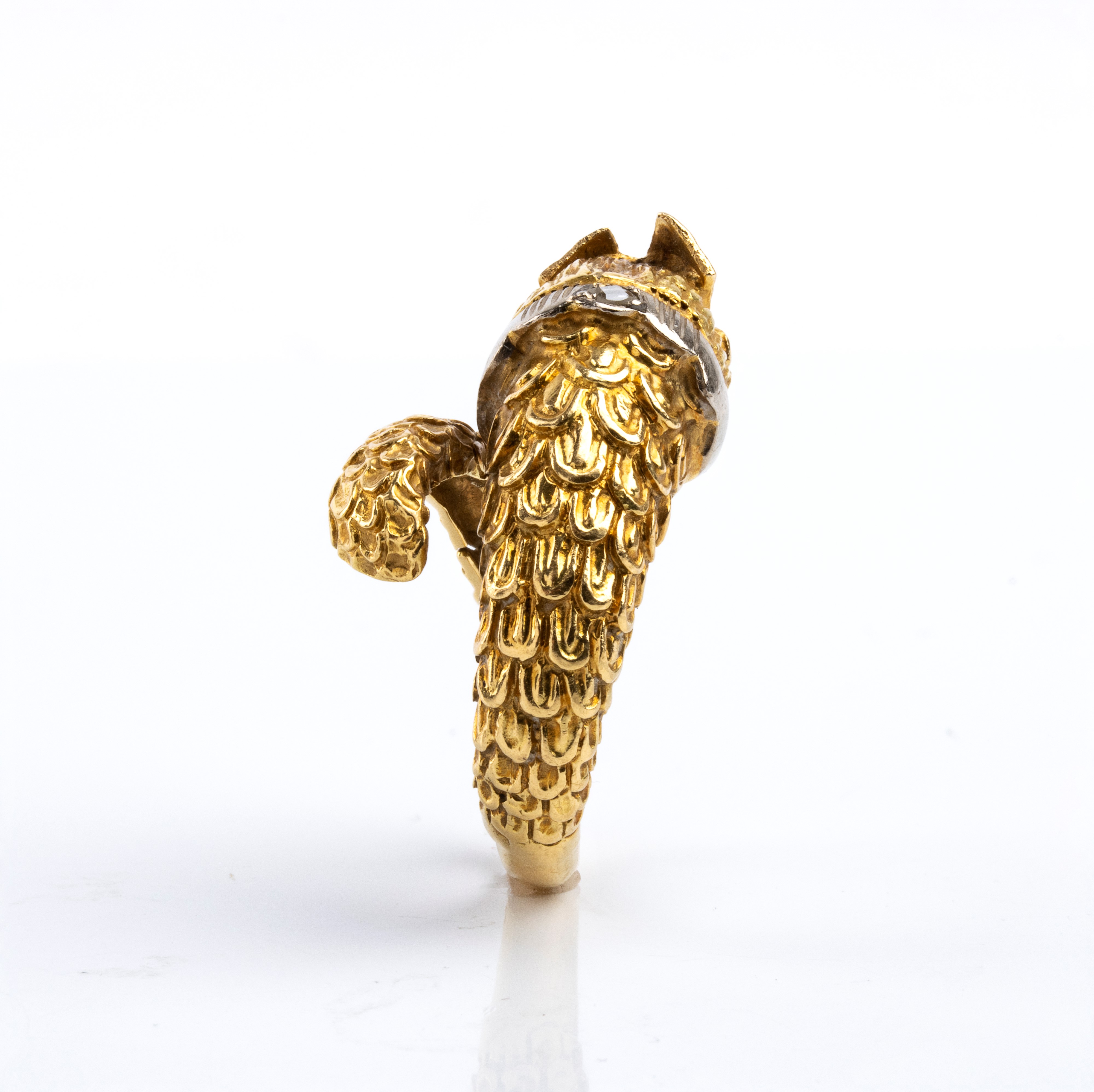Anello, animale mitologico in oro giallo 18k con occhi di rubini