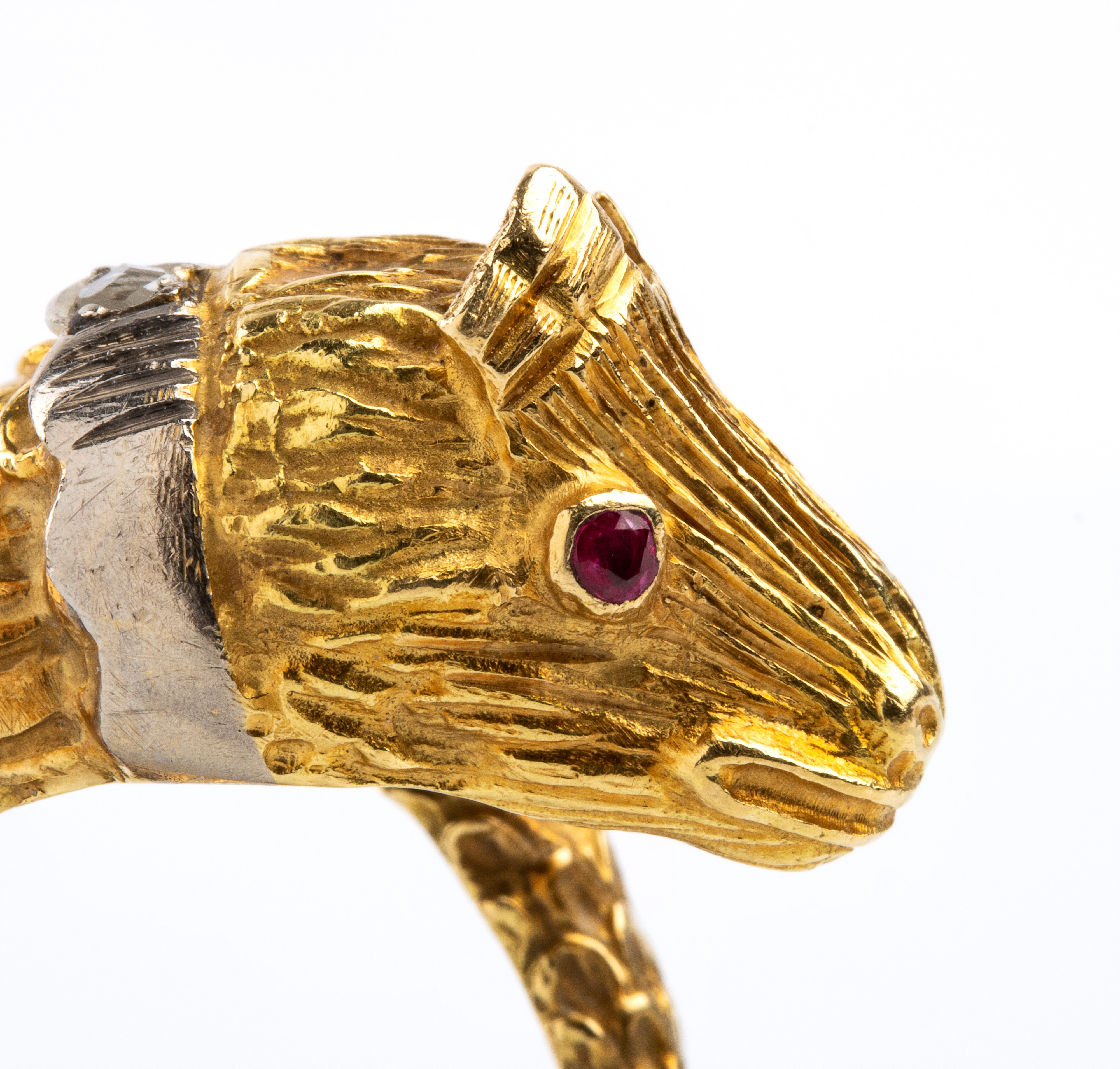 Anello, animale mitologico in oro giallo 18k con occhi di rubini