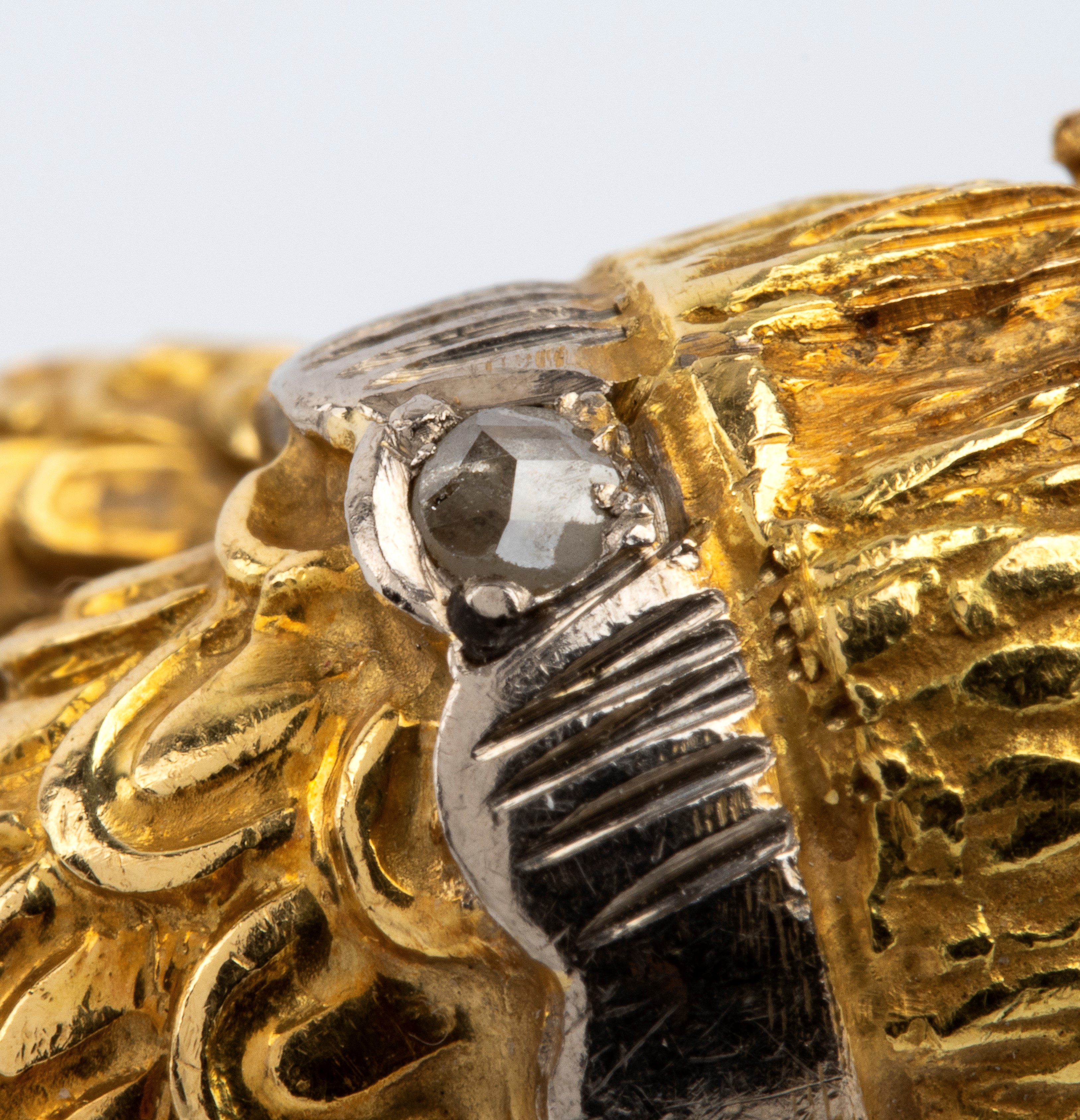 Anello, animale mitologico in oro giallo 18k con occhi di rubini
