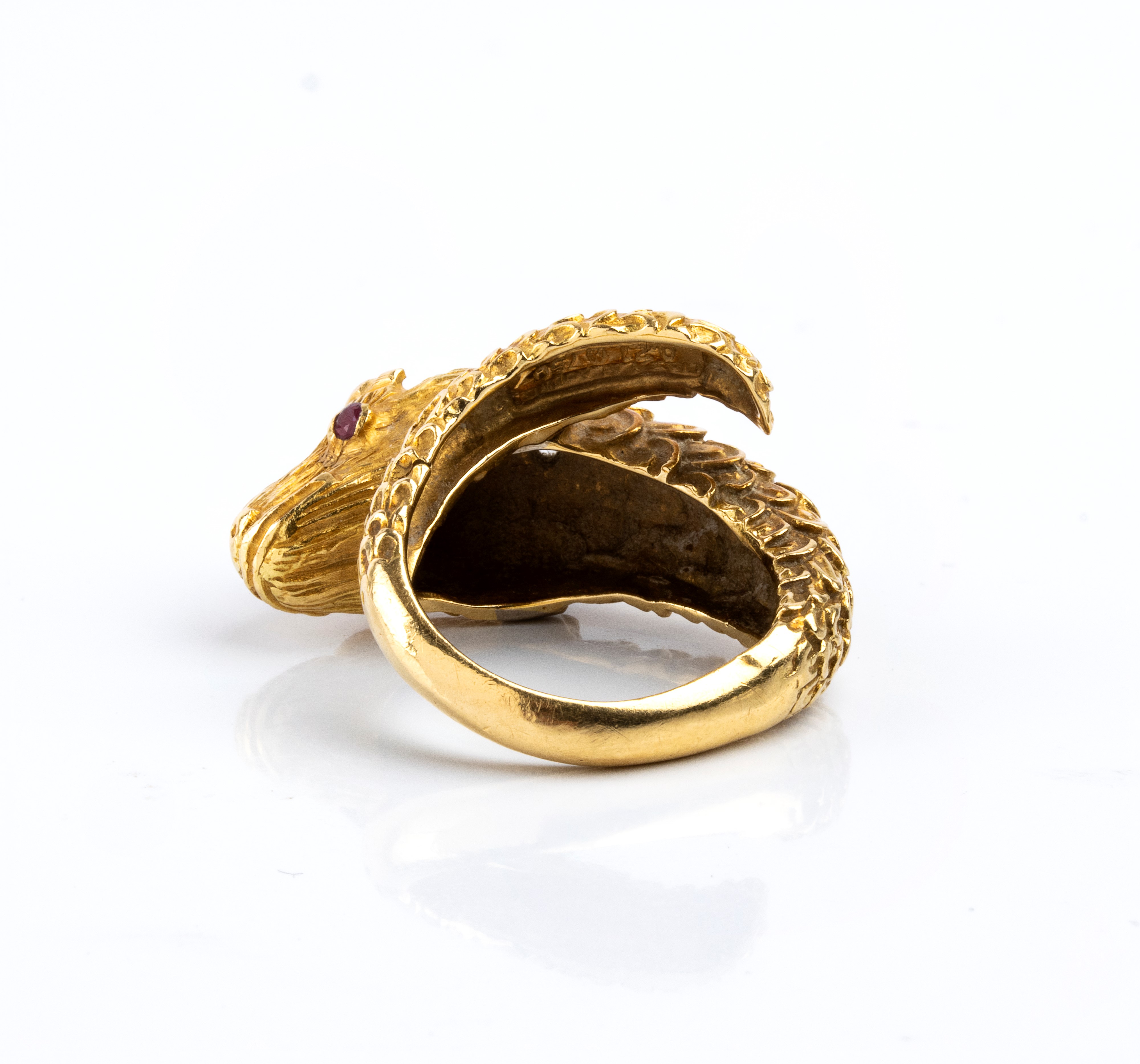Anello, animale mitologico in oro giallo 18k con occhi di rubini