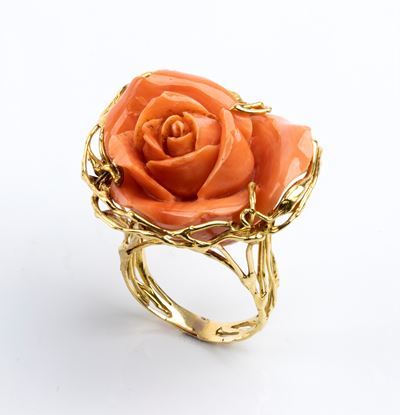 Gioiello in oro 18k con corallo Cerasuolo (Corallum Eliatus), anello a motivi vegetali