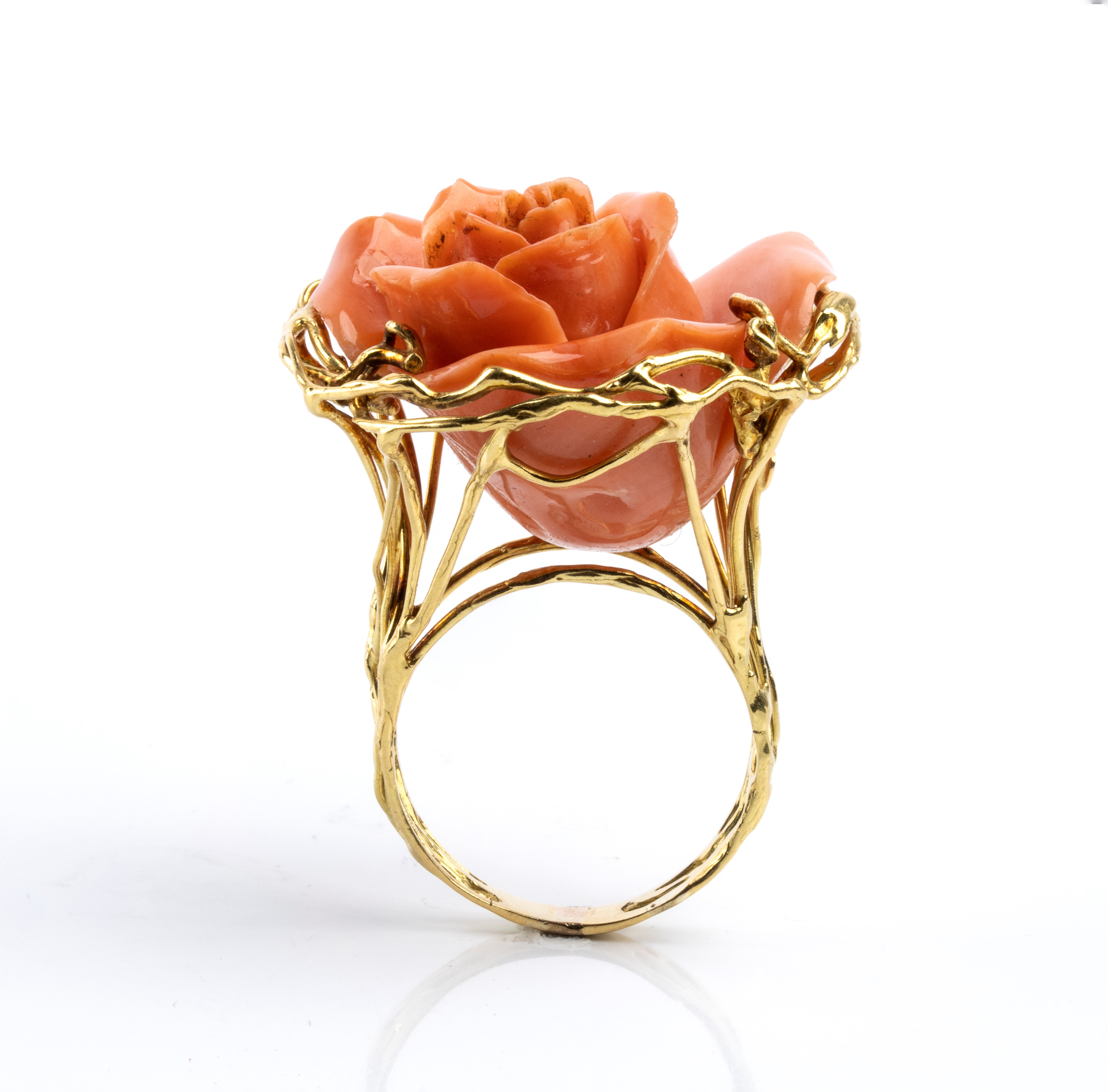 Gioiello in oro 18k con corallo Cerasuolo (Corallum Eliatus), anello a motivi vegetali