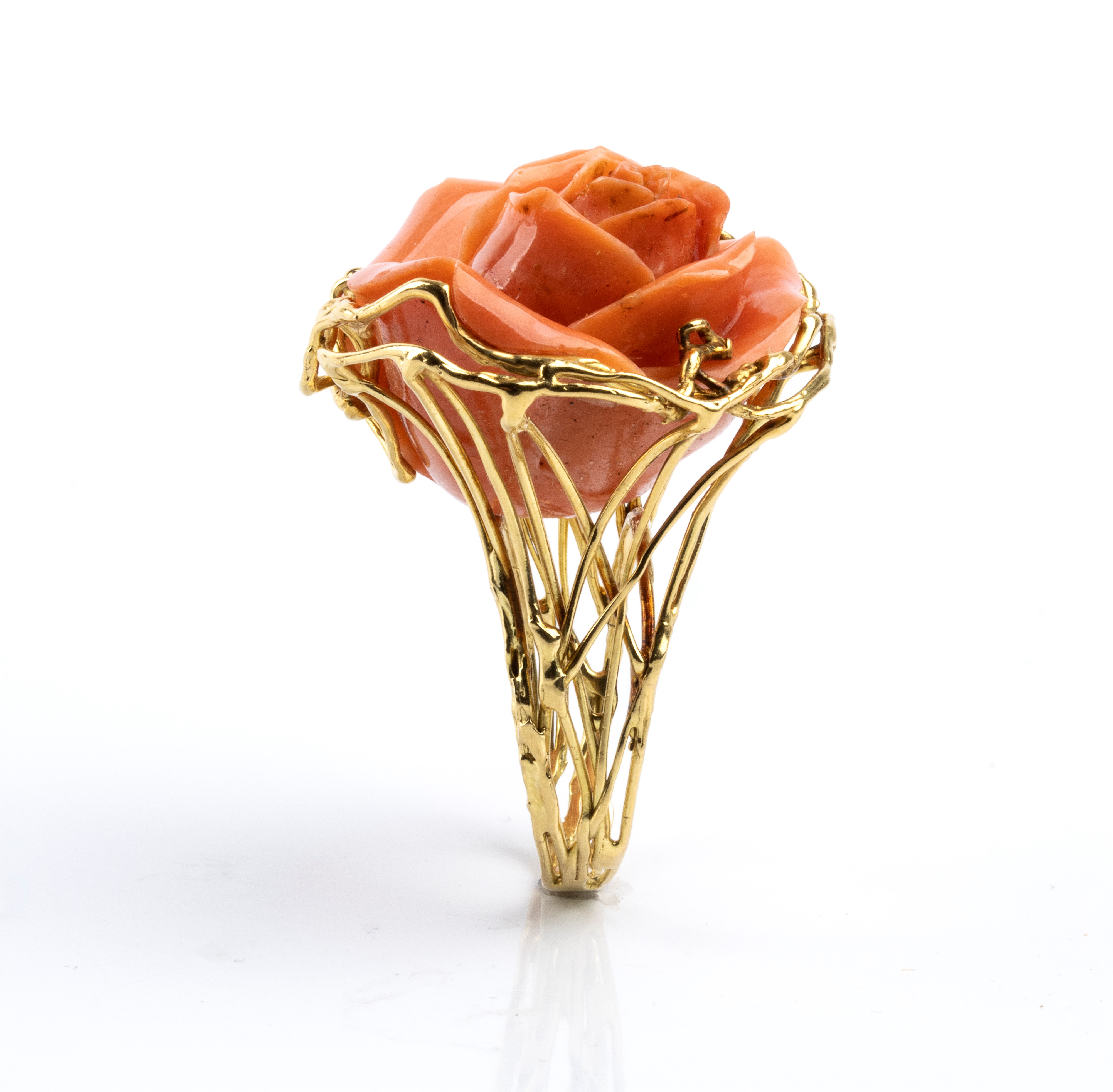 Gioiello in oro 18k con corallo Cerasuolo (Corallum Eliatus), anello a motivi vegetali
