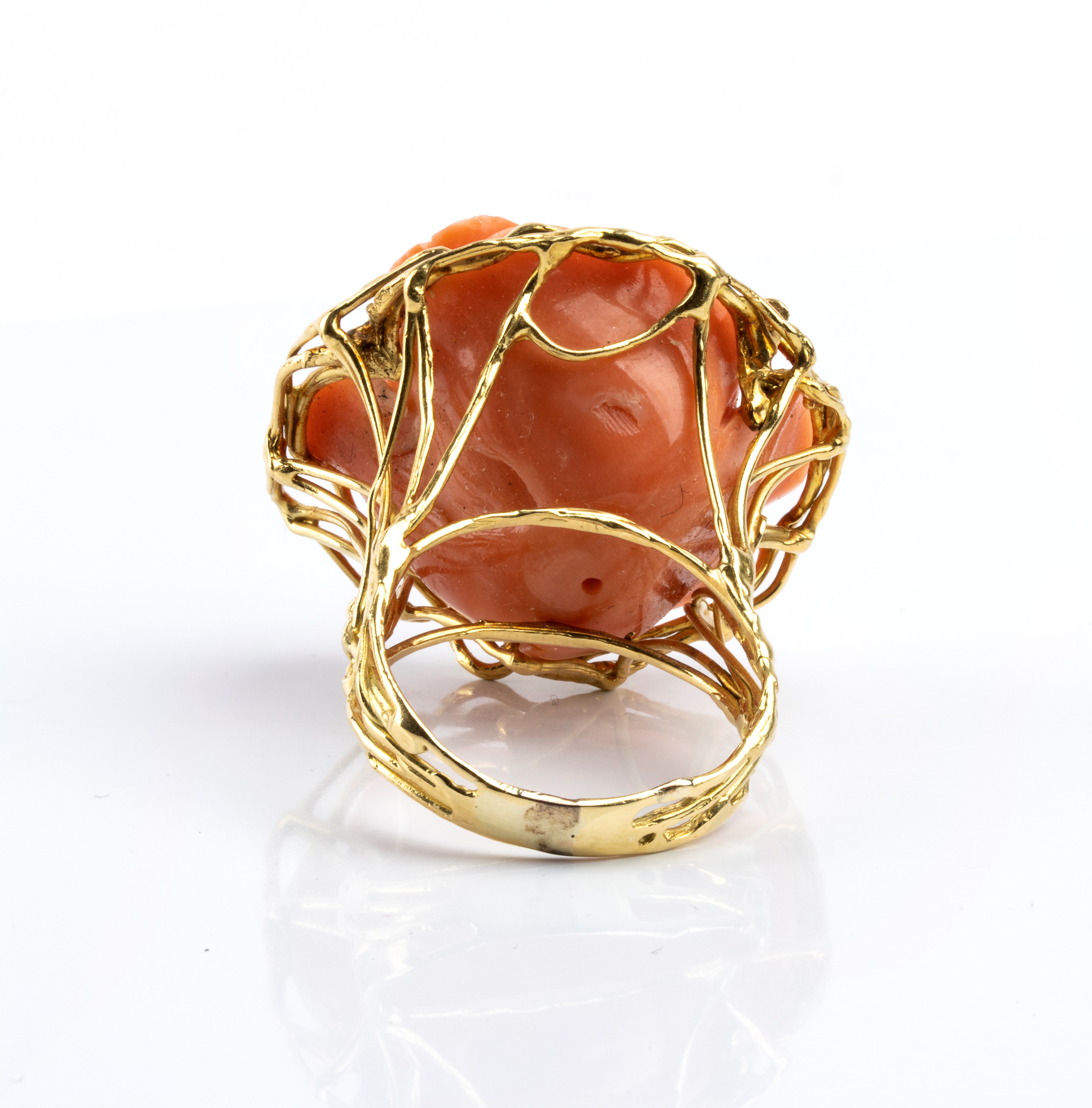 Gioiello in oro 18k con corallo Cerasuolo (Corallum Eliatus), anello a motivi vegetali