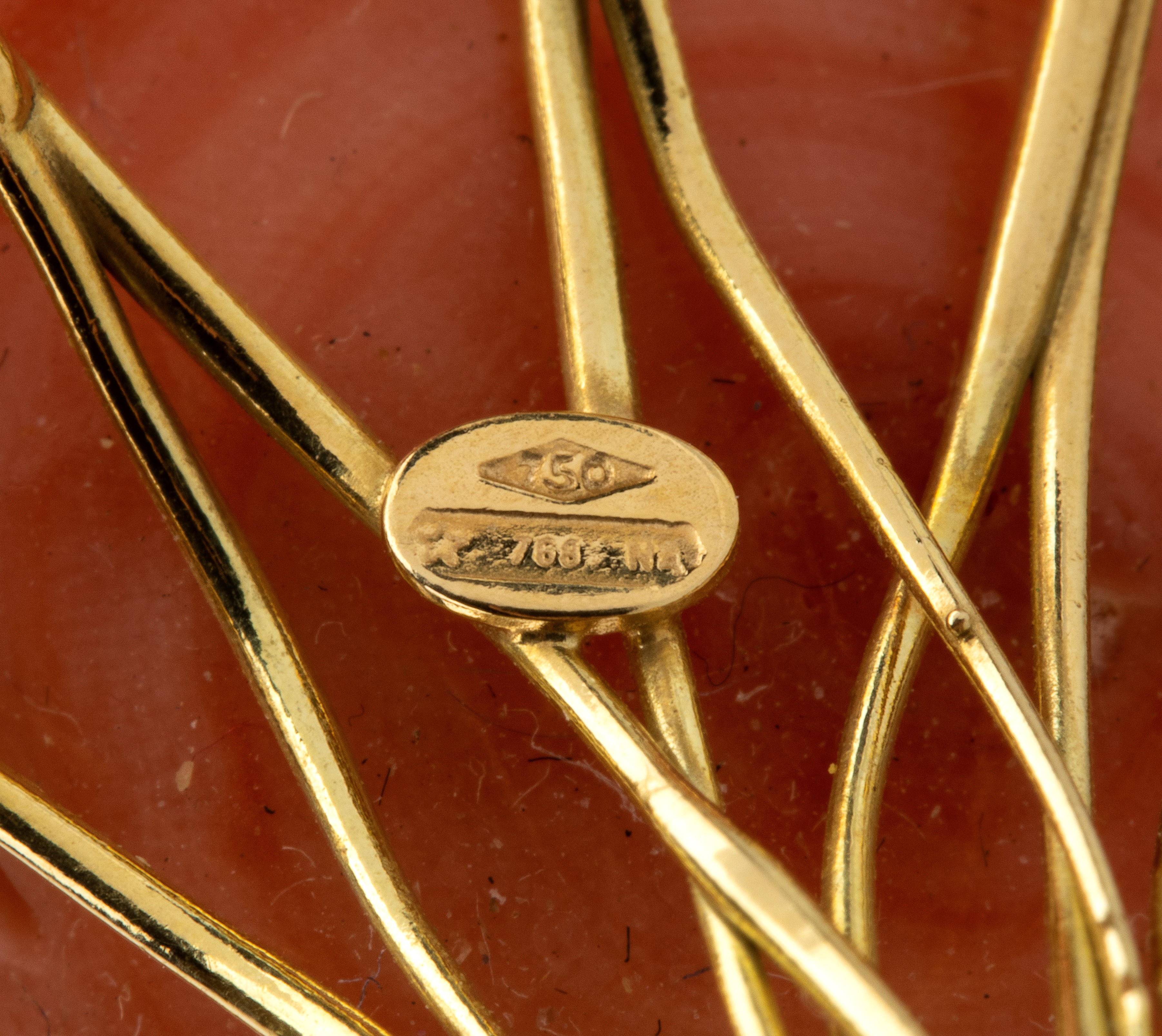 Gioiello in oro 18k con corallo Cerasuolo (Corallum Eliatus), anello a motivi vegetali
