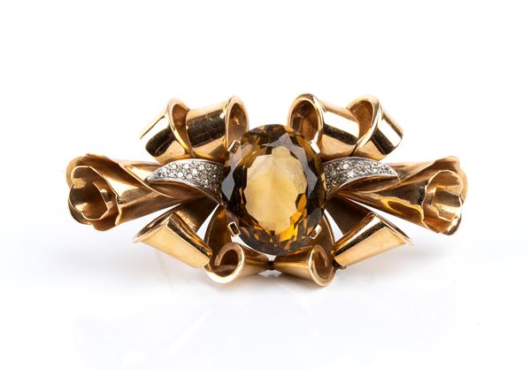 Spilla in oro con quarzo fumé