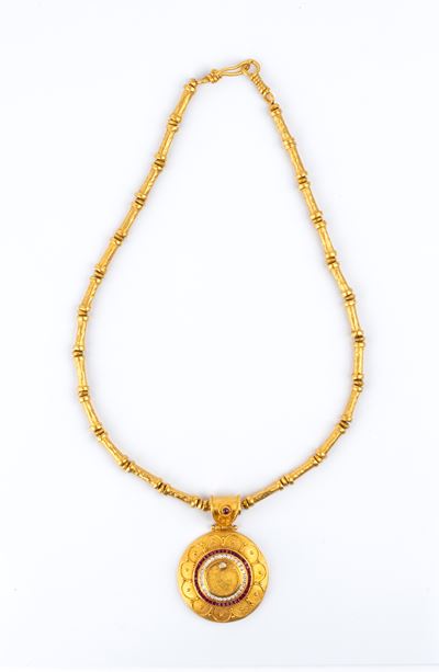 Collana in stile archeologico, oro giallo con rubini e diamanti