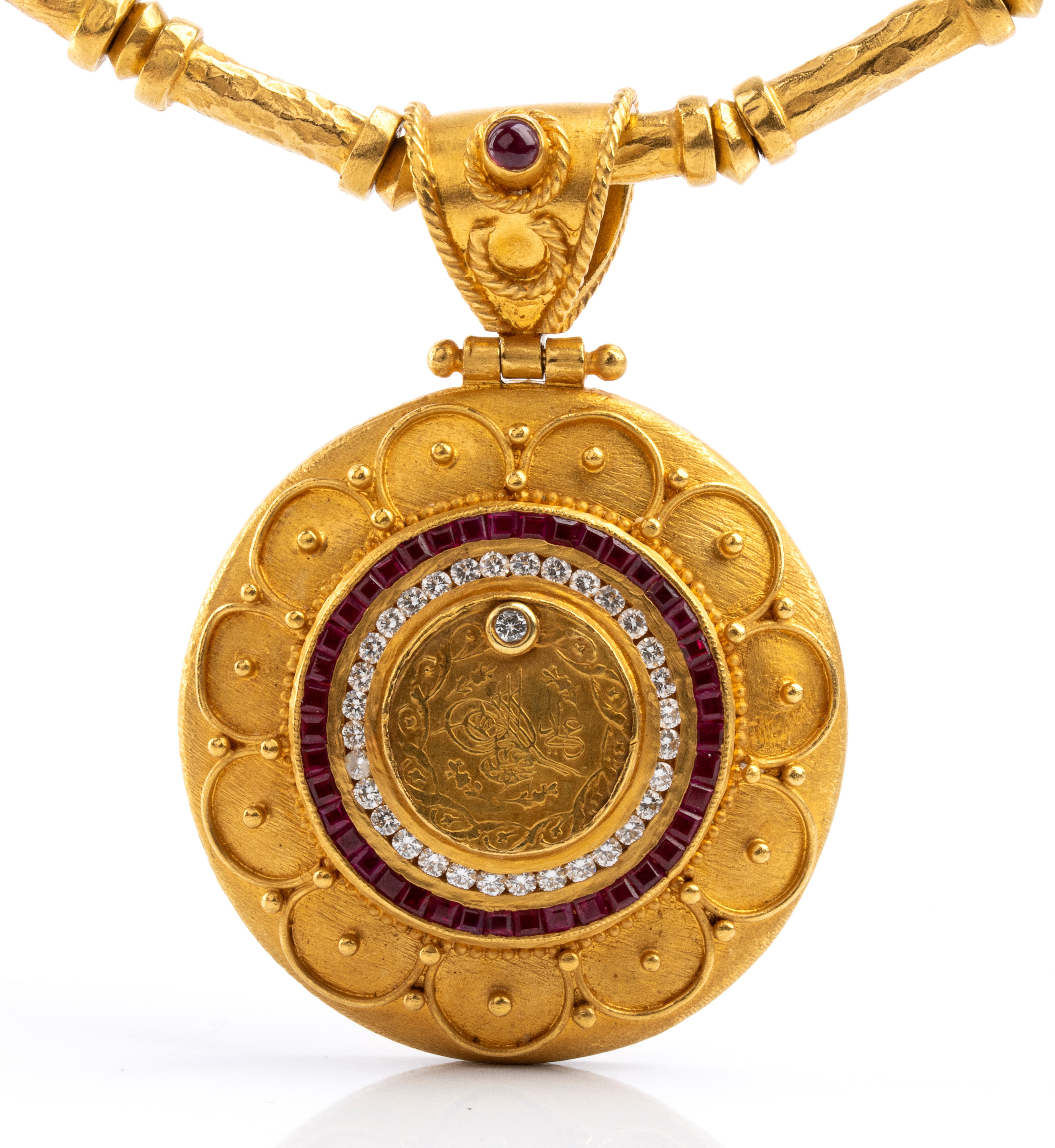 Collana in stile archeologico, oro giallo con rubini e diamanti