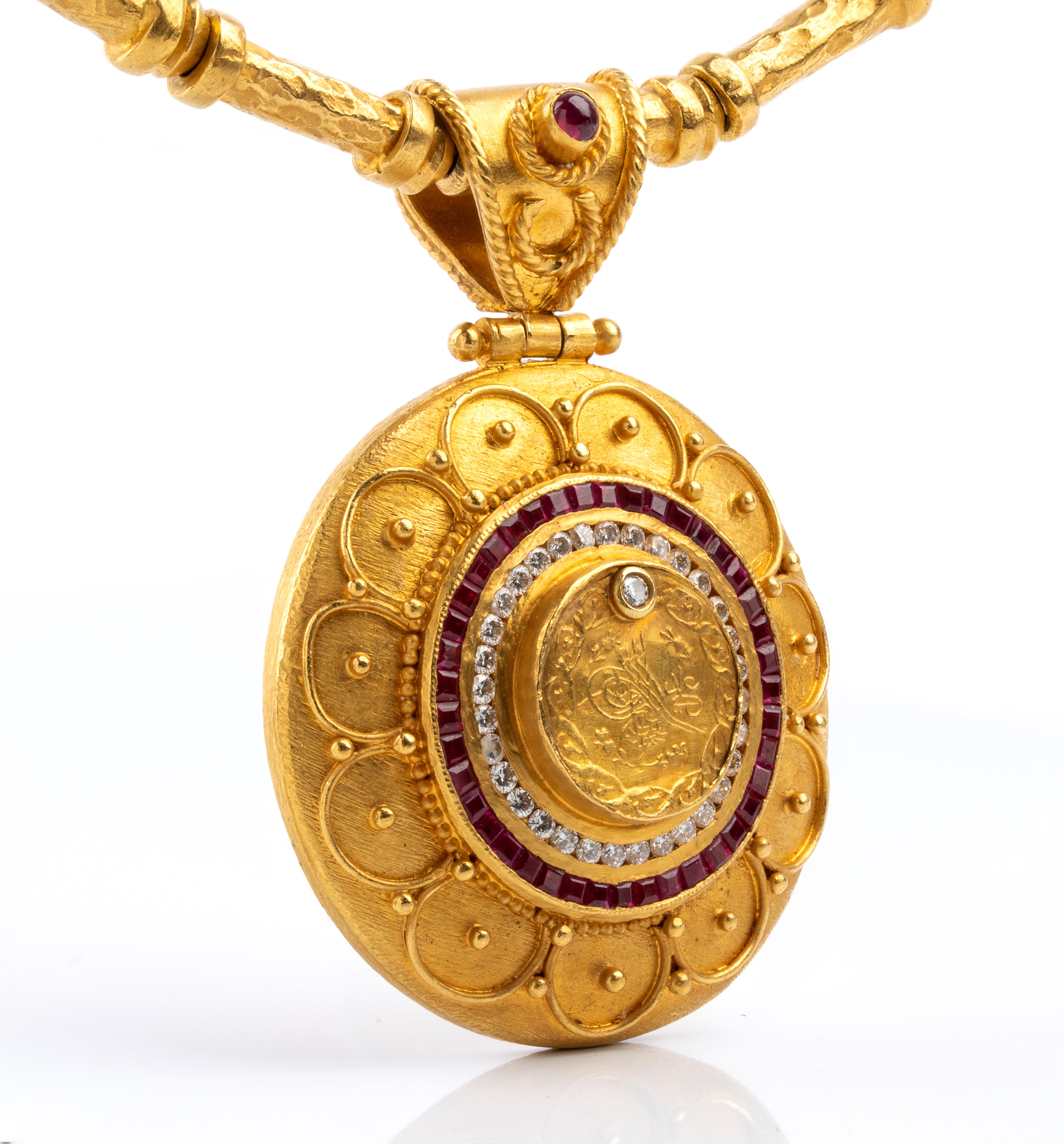 Collana in stile archeologico, oro giallo con rubini e diamanti