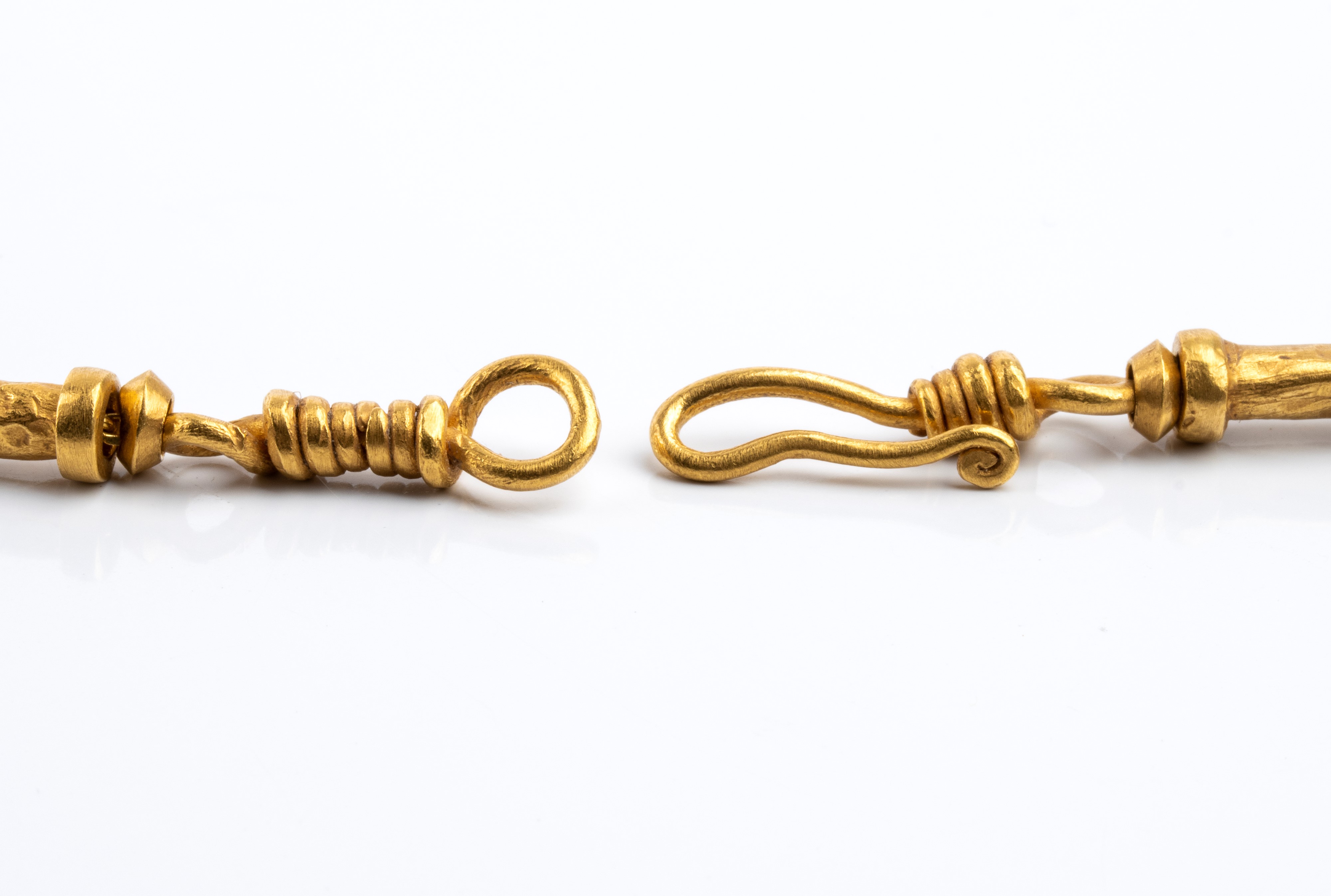 Collana in stile archeologico, oro giallo con rubini e diamanti