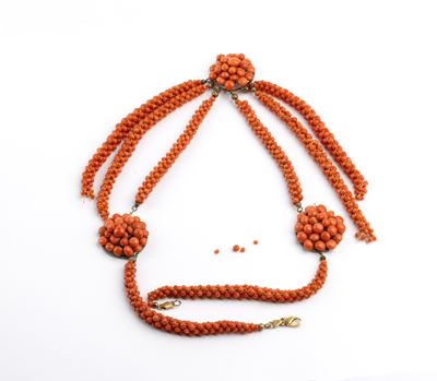 Collana in corallo rosso tessuto con motivi floreali, montatura in rame