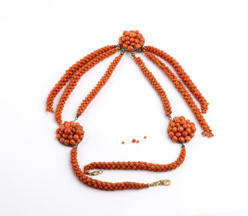 Collana in corallo tessuto con motivi floreali e montatura in rame