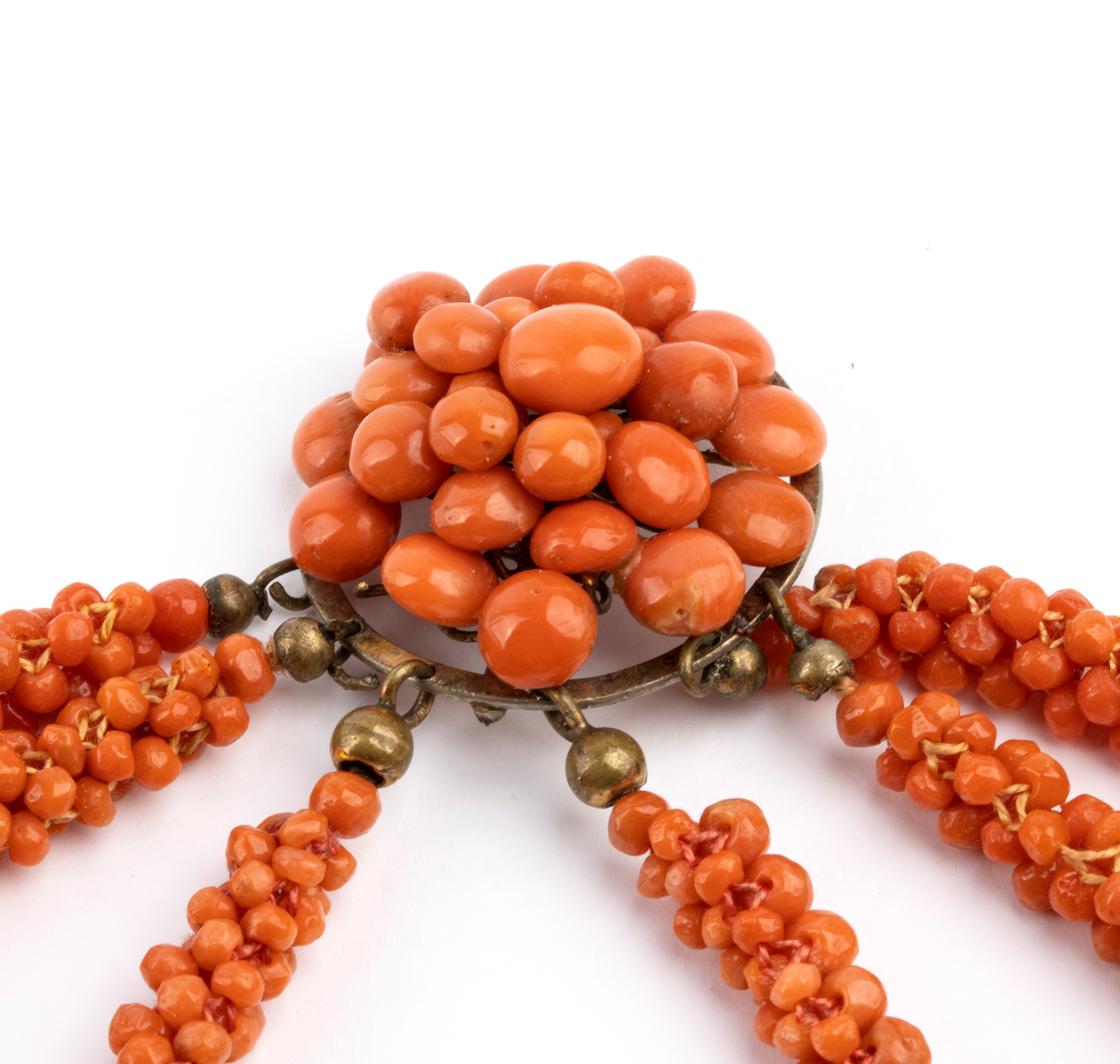 Collana in corallo tessuto con motivi floreali e montatura in rame
