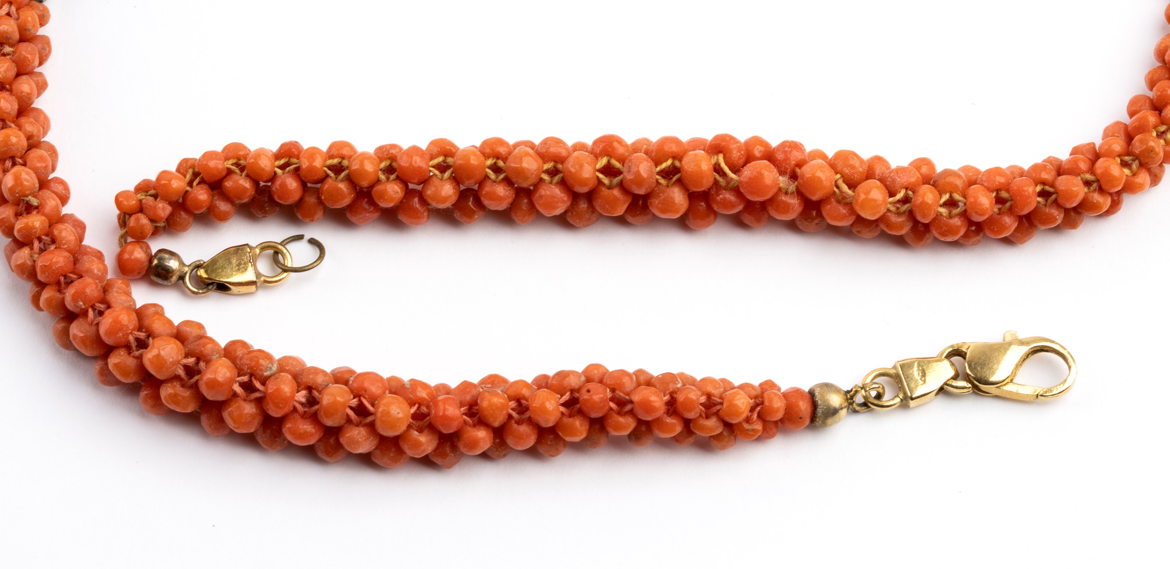 Collana in corallo tessuto con motivi floreali e montatura in rame