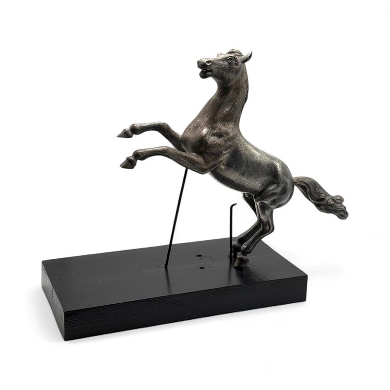 Cavallo rampante, argento 800/1000 con base rettangolare in legno