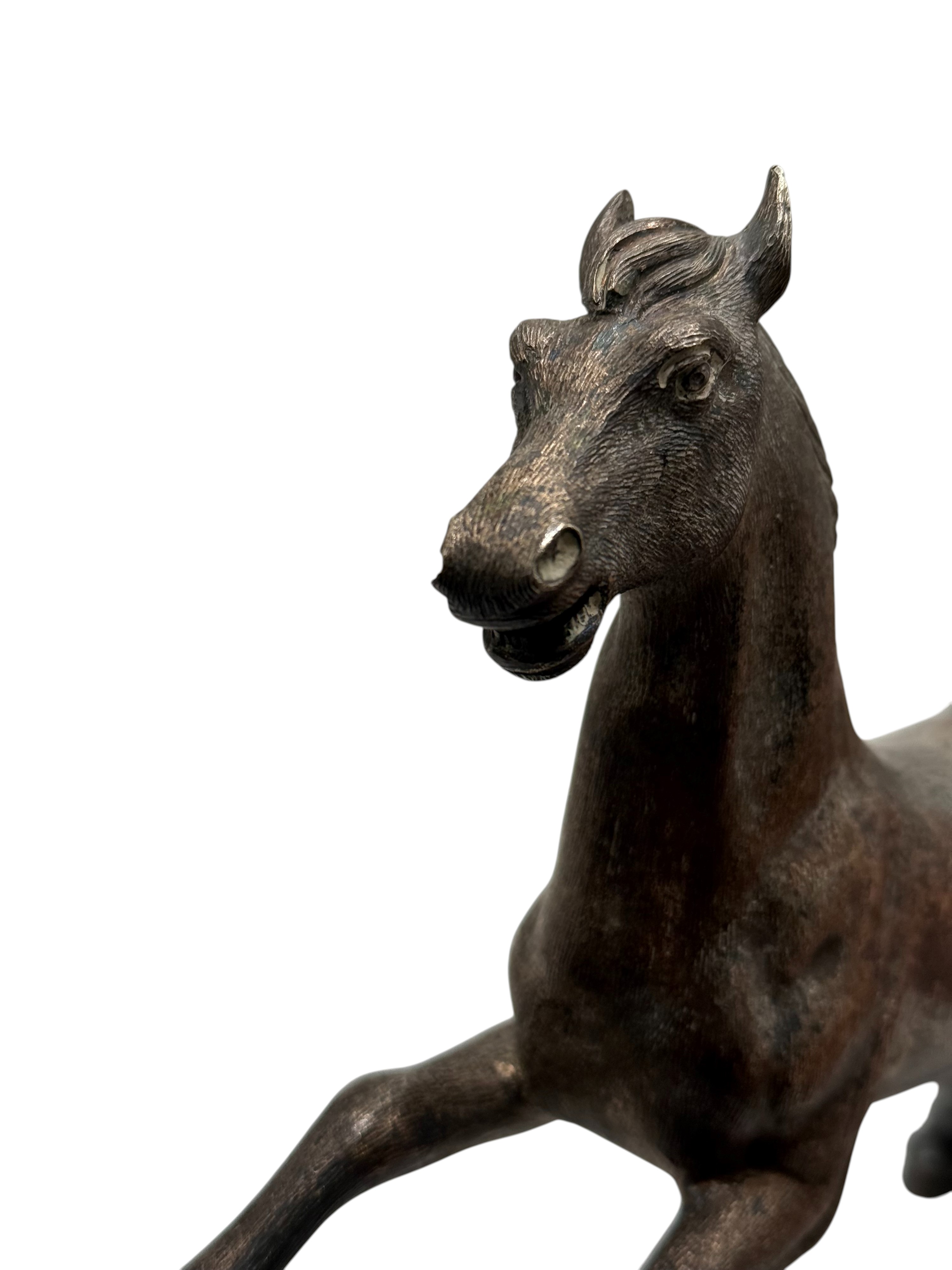 Cavallo rampante, argento 800/1000 con base rettangolare in legno