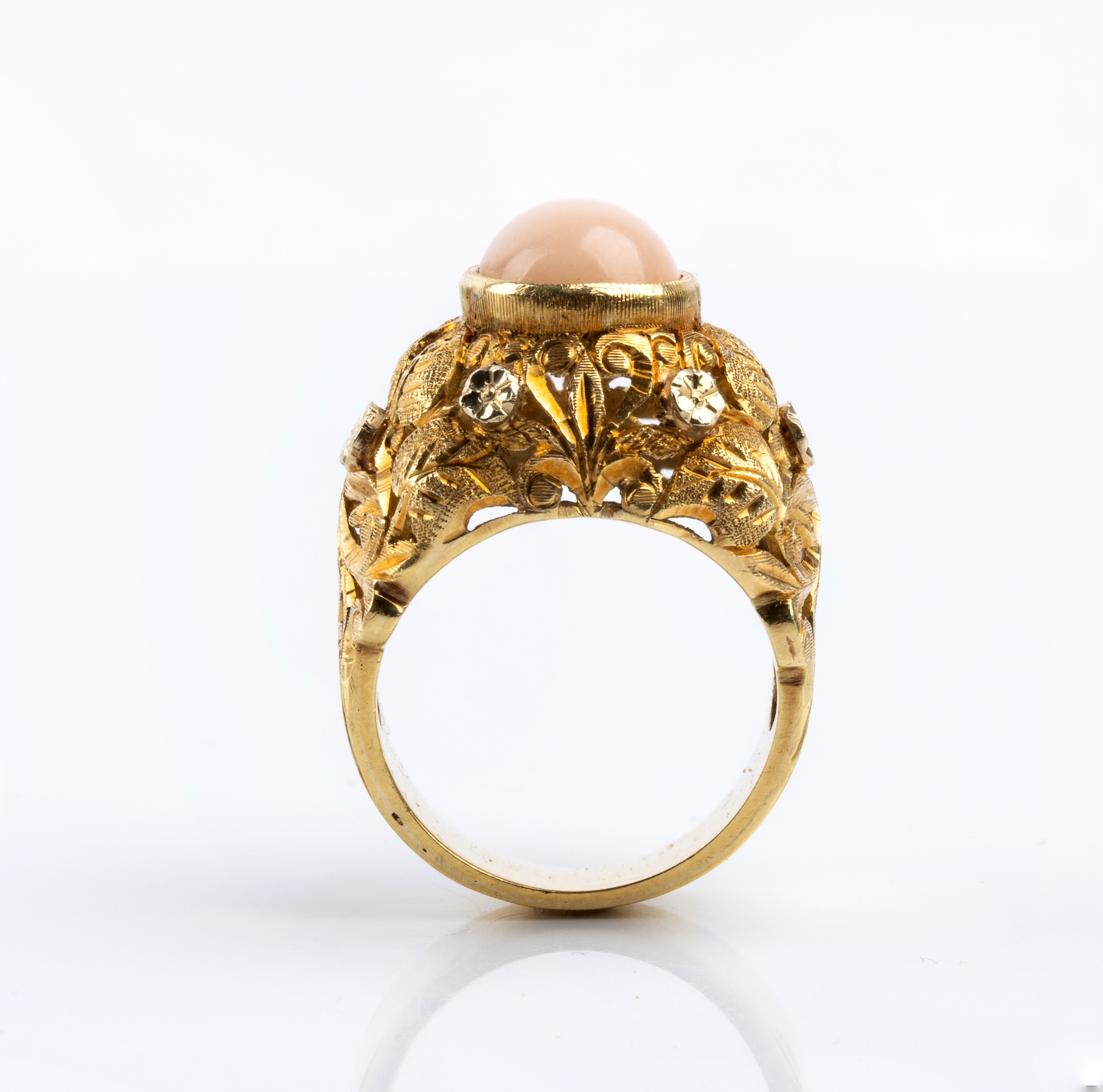Demi-parure in oro 18k e corallo “pelle d’angelo”, Bracciale e anello (anni ’60)