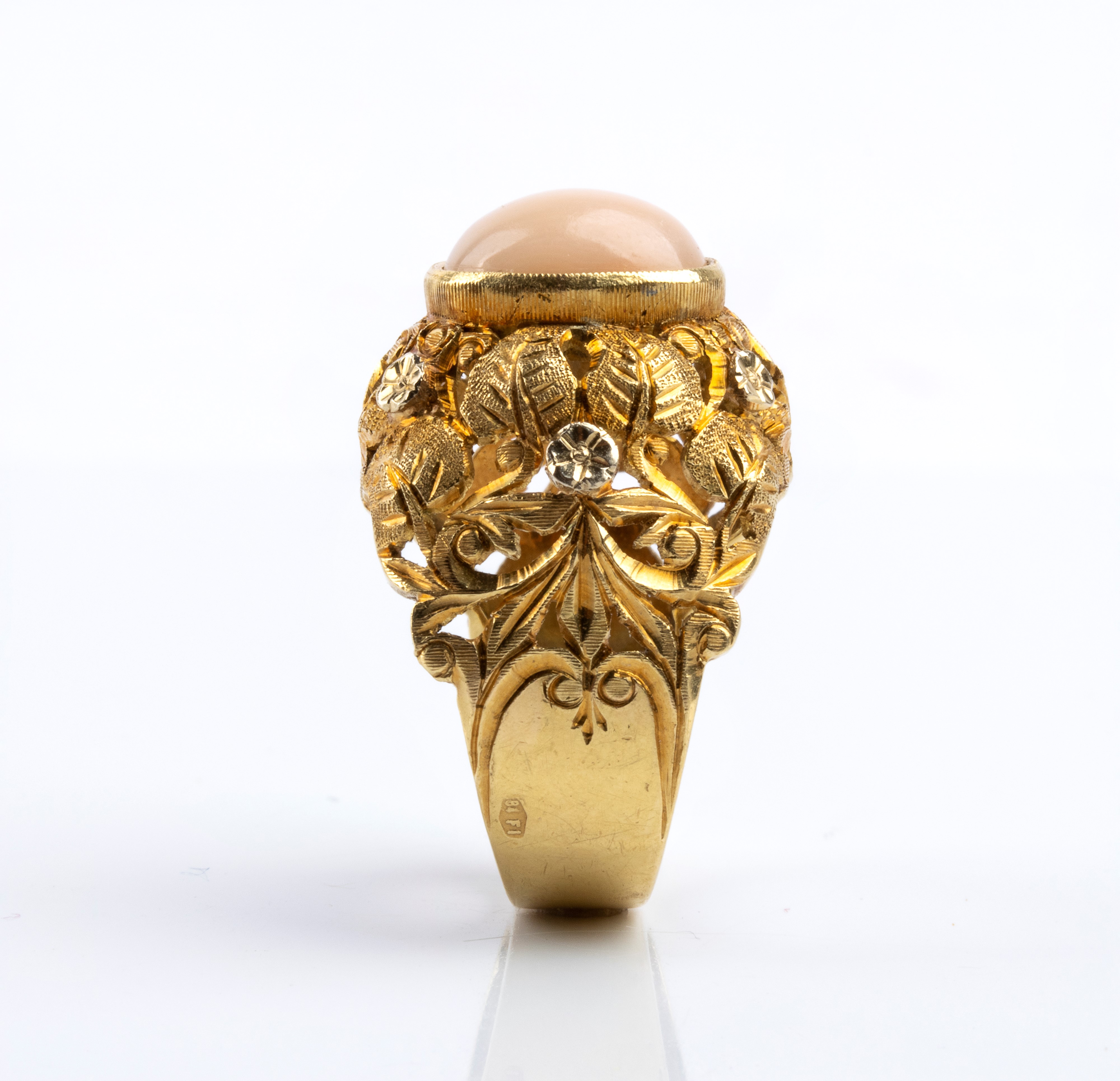 Demi-parure in oro 18k e corallo “pelle d’angelo”, Bracciale e anello (anni ’60)